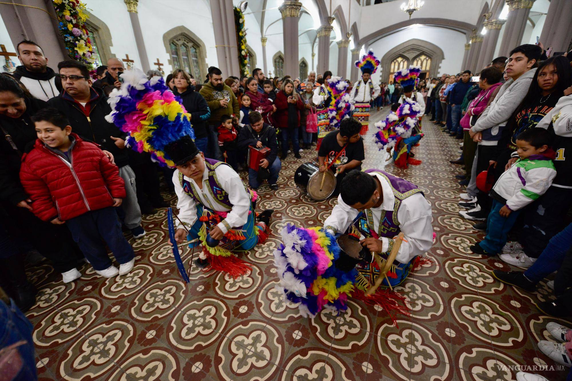 $!Peregrinos y danzantes celebran el día de la Virgen de Guadalupe en una festividad llena de fe y color.