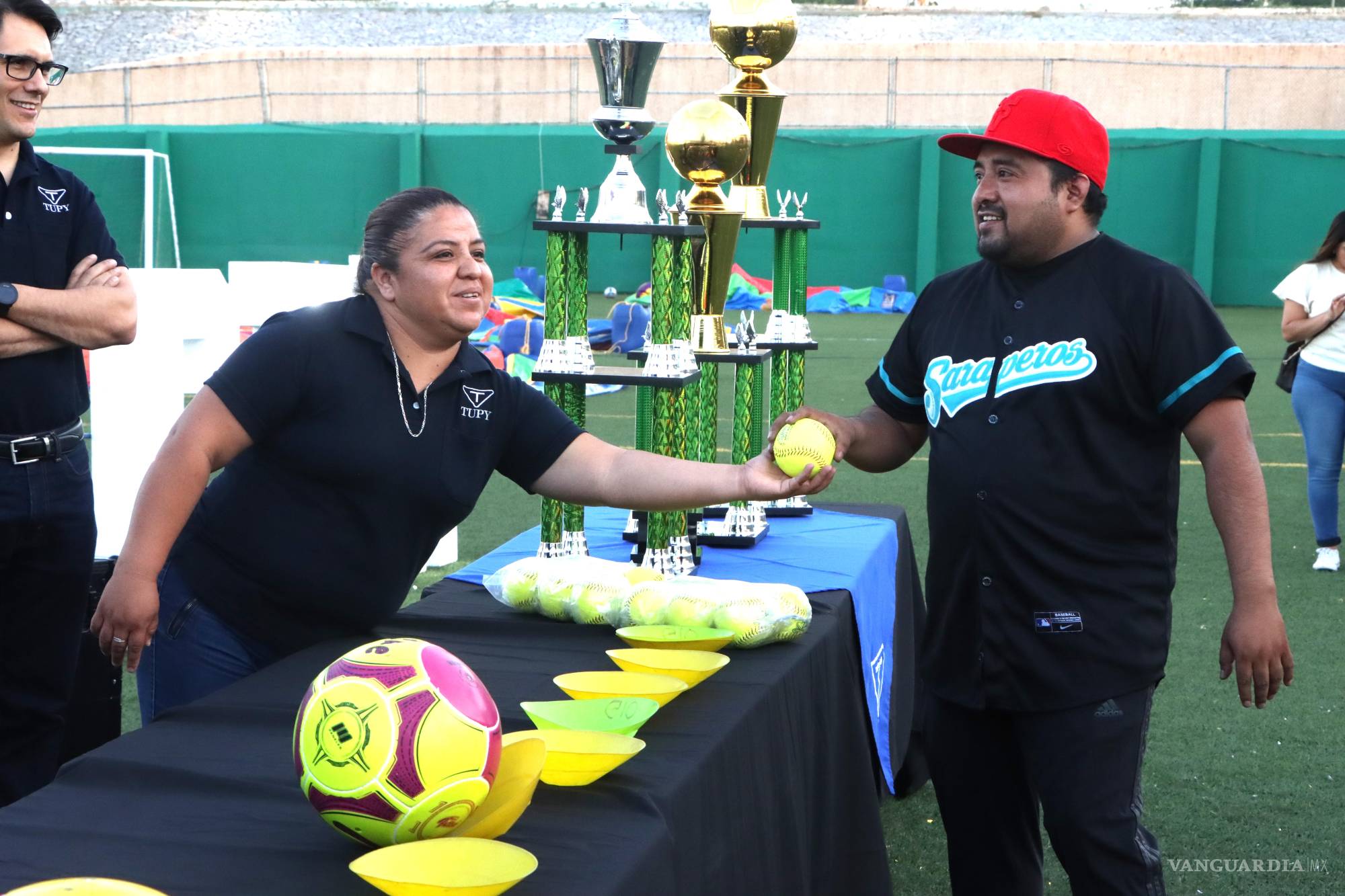 $!Se entregaron balones y pelotas a los equipos participantes, marcando el inicio de una jornada deportiva y de convivencia.