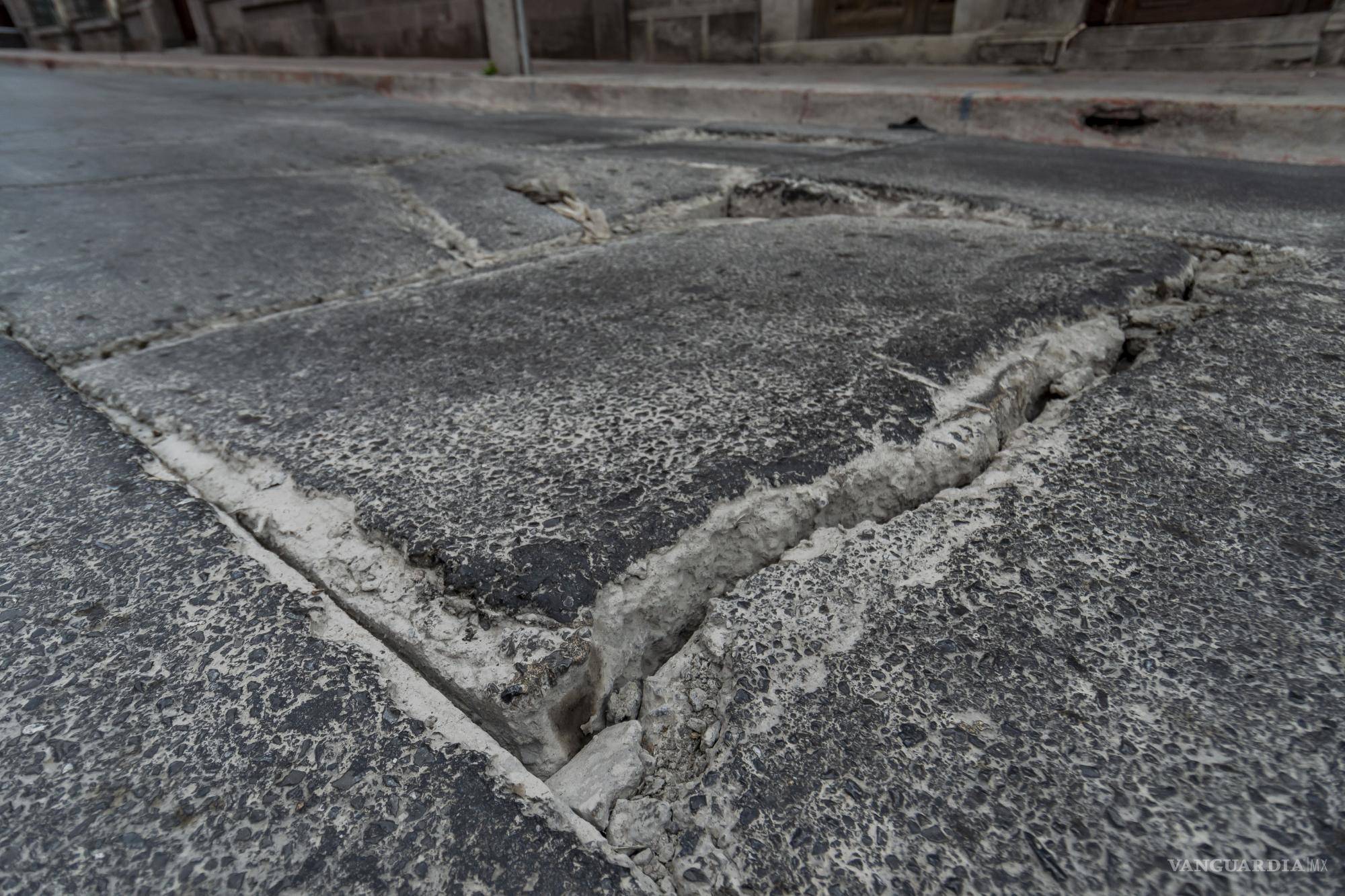 $!El empedrado y el asfalto se ve afectado por las corrientes de agua que bajan por la calle.