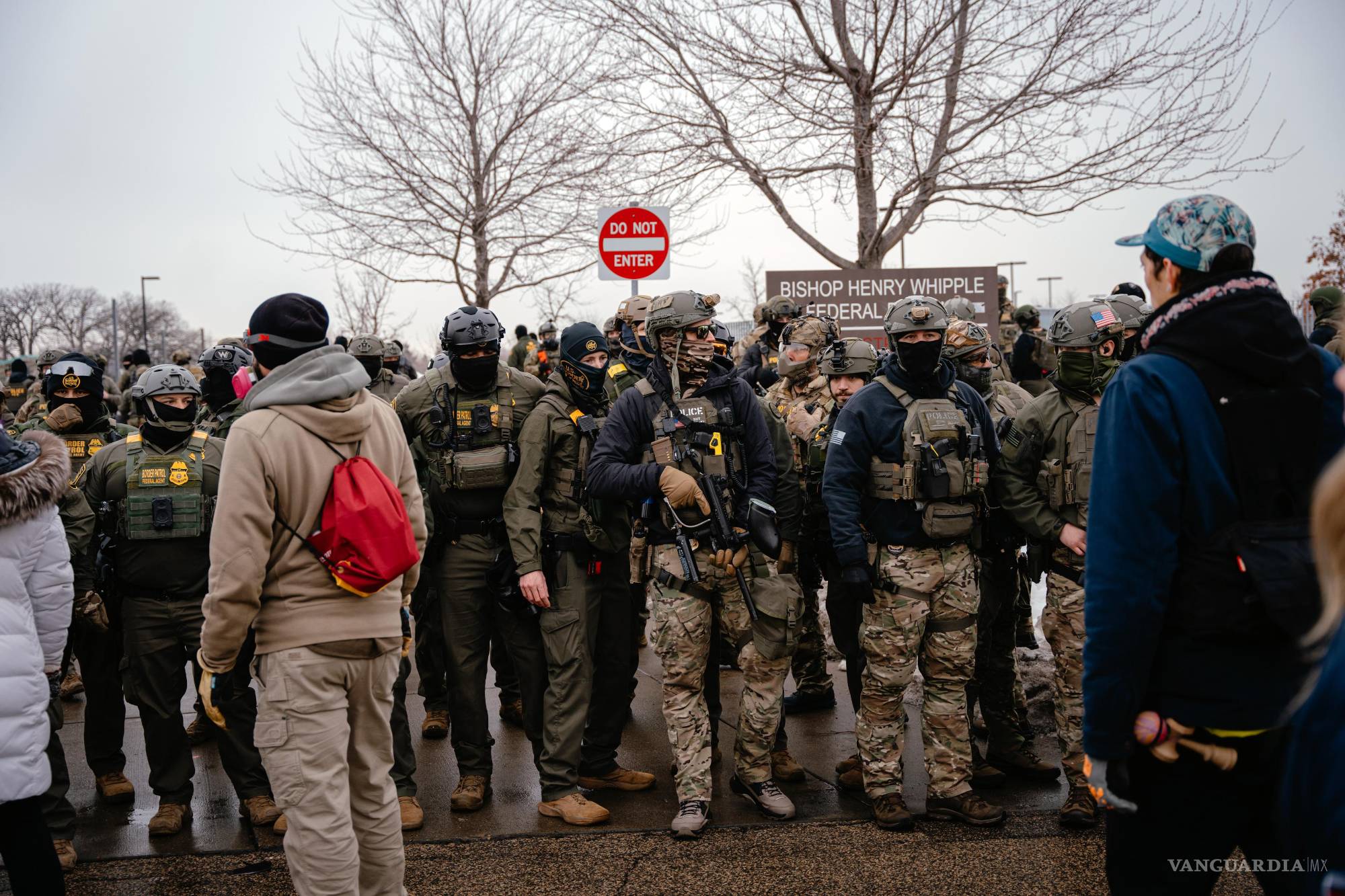 $!Agentes federales enmascarados se enfrentan a manifestantes frente al edificio Whipple, sede de oficinas federales, en Minneapolis.