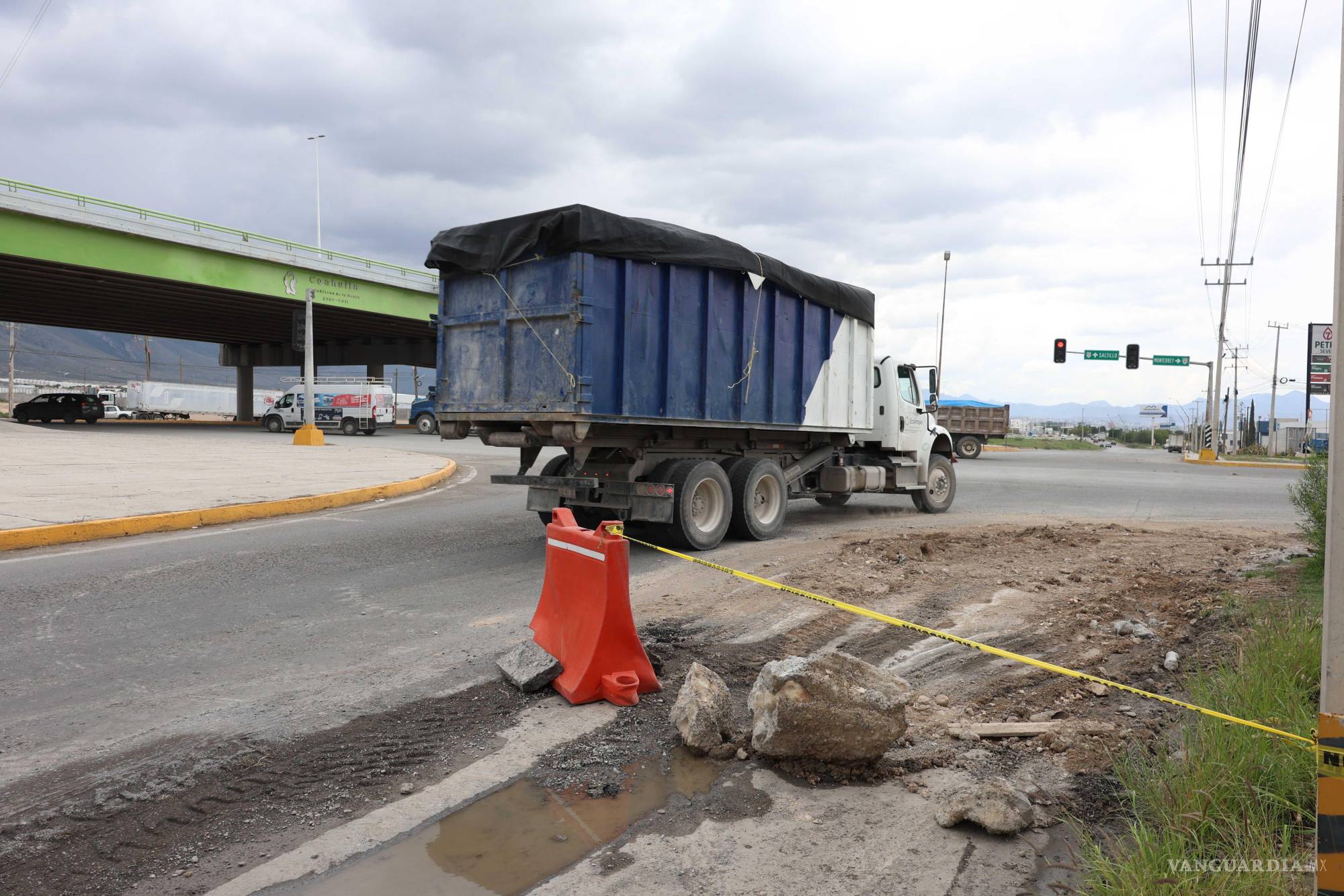 $!Automovilistas denuncian el deterioro del crucero a pesar de trabajos recientes de recarpeteo.