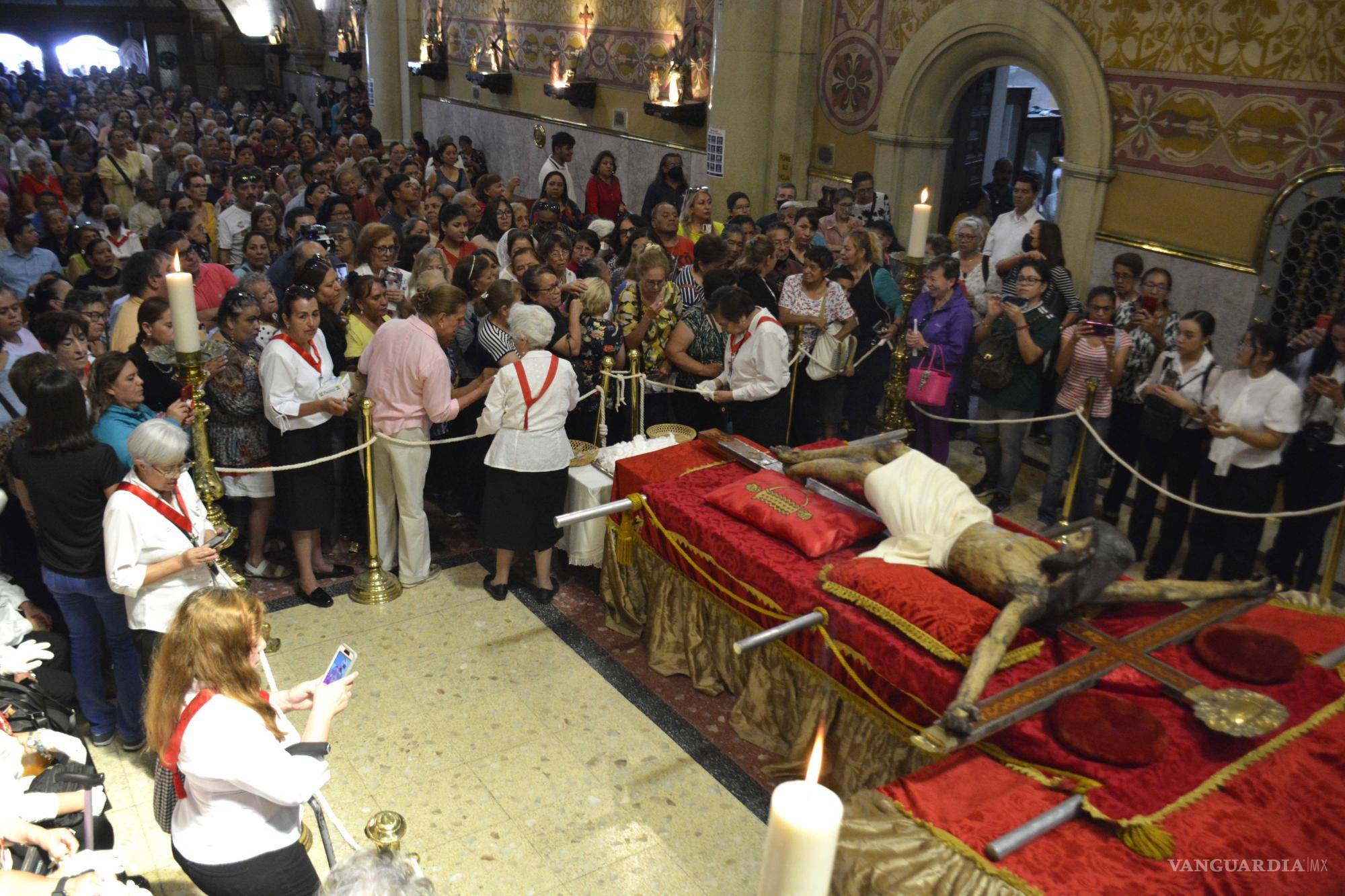 Celebran descenso de imagen sagrada del Santo Cristo en Saltillo