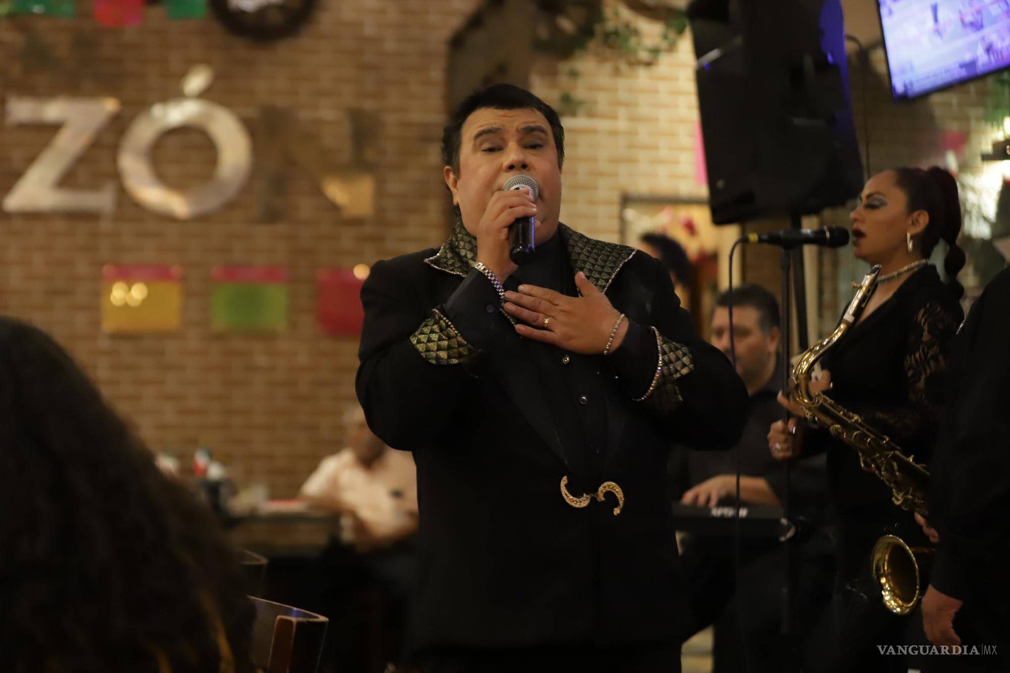 $!Los comensales suelen disfrutar del espectáculo y mostrar emociones, risas y sonrisas durante la presentación de ‘La Sombra de Juan Gabriel’.