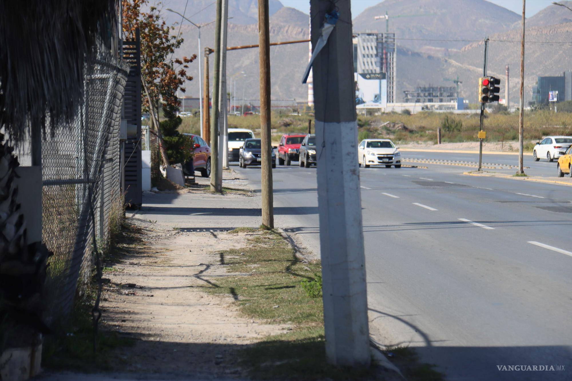 $!Al exterior se observan banquetas en mal estado, por ejemplo, tramos de hasta 10 metros sin pavimentar.