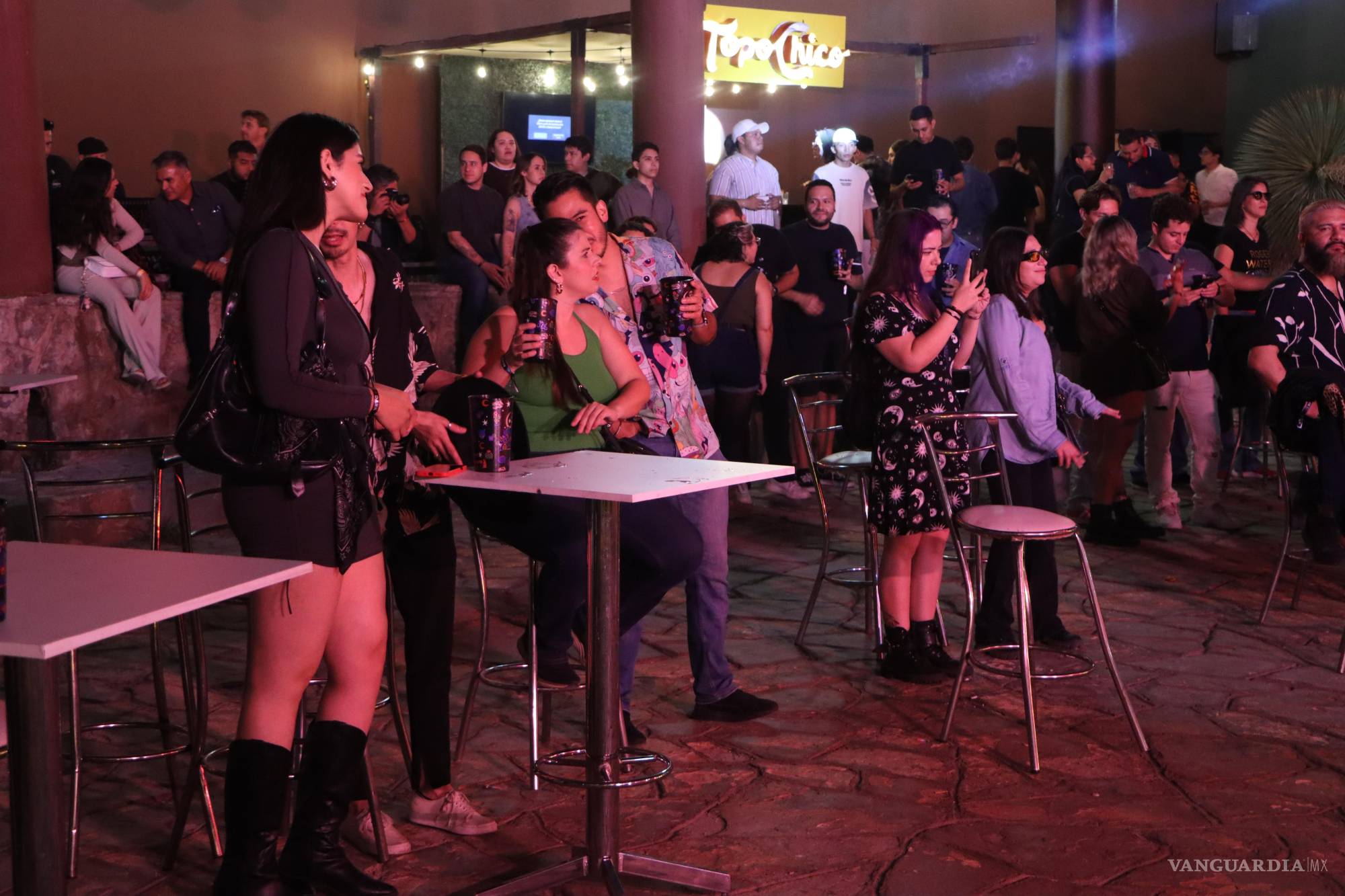 $!Los miles de asistentes aprovecharon la oferta gastronómica y de drinks.