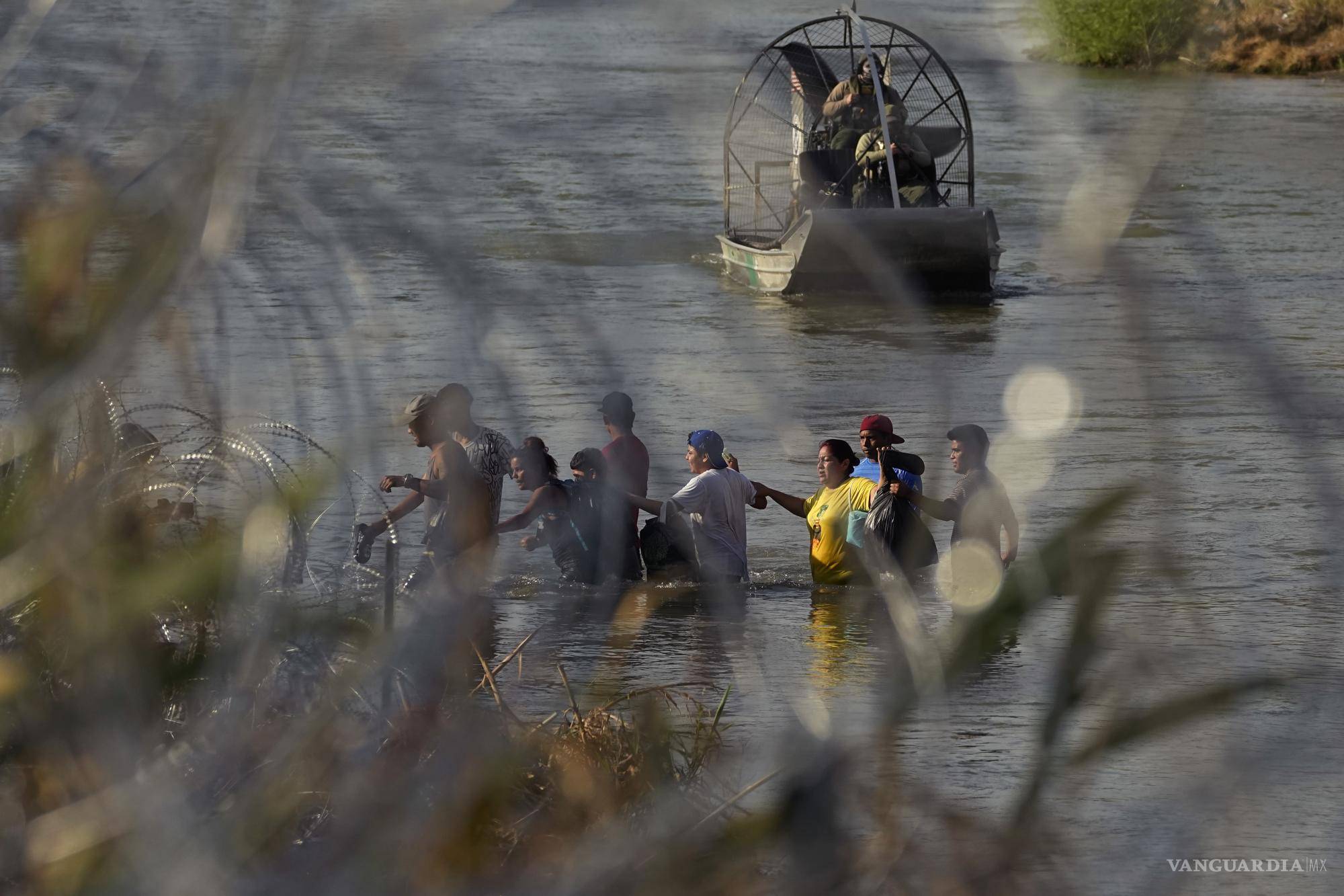 $!La Patrulla Fronteriza ha dejado pasar a los migrantes que cruzan desde México.