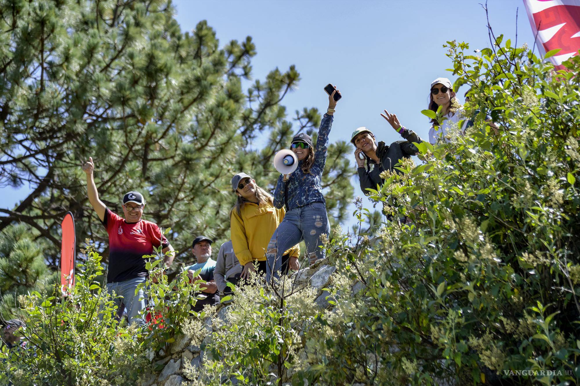 $!Familiares, amigos y espectadores locales animan a los corredores con carteles y gritos de aliento, creando un ambiente de solidaridad y motivación.