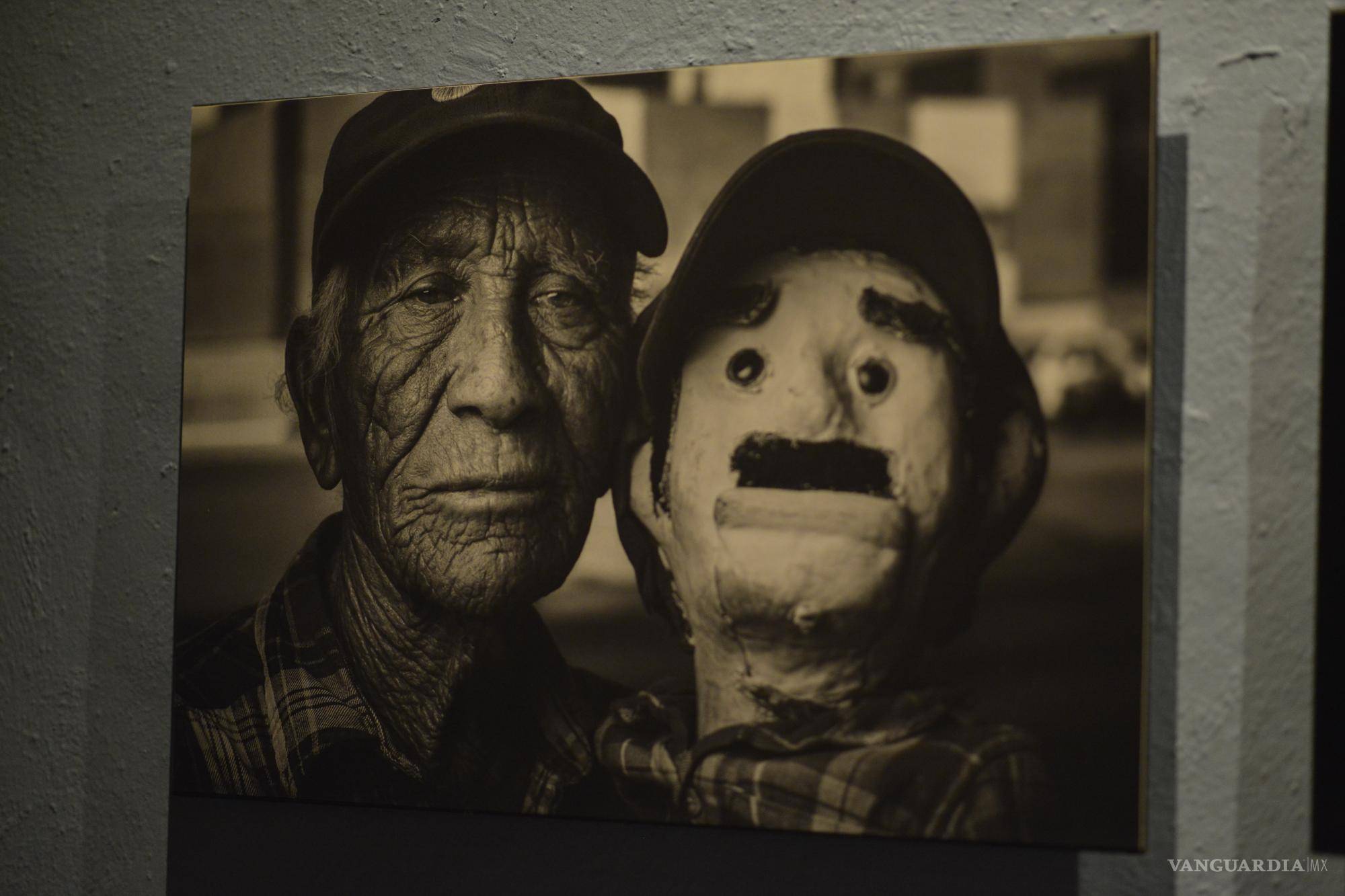 $!Retrato de Don José Alfaro, el titiritero de Saltillo, una de sus fotografías más conocidas.