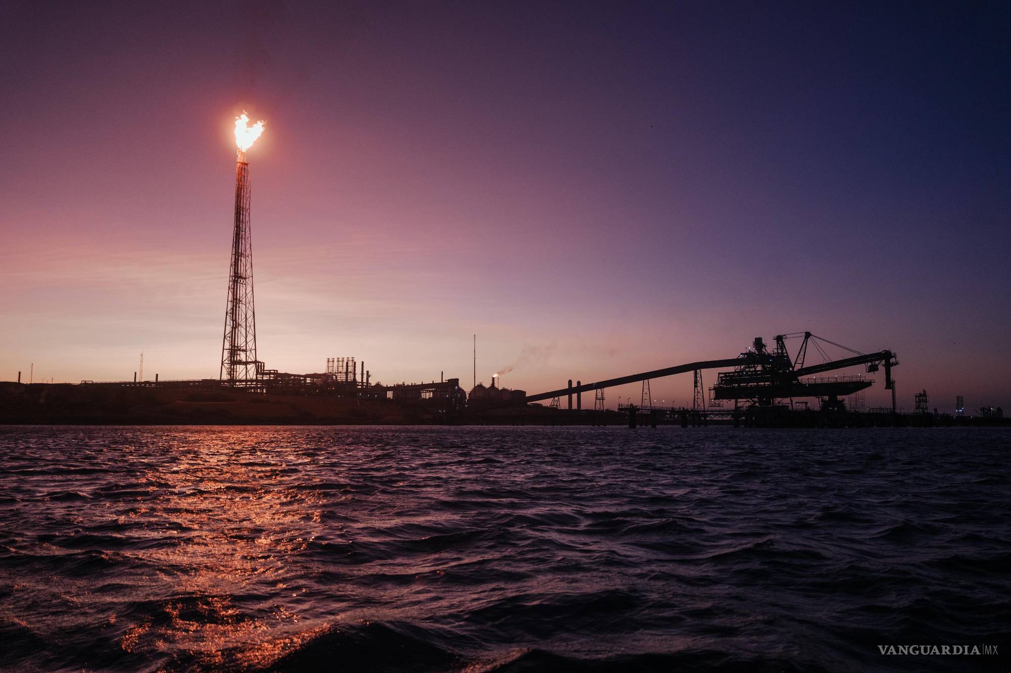 $!Instalaciones petroleras costa afuera en Venezuela, a pesar del potencial de producción, gigantes como Exxon Mobil mantienen cautela debido a los riesgos legales y la inestabilidad política de las últimas décadas.