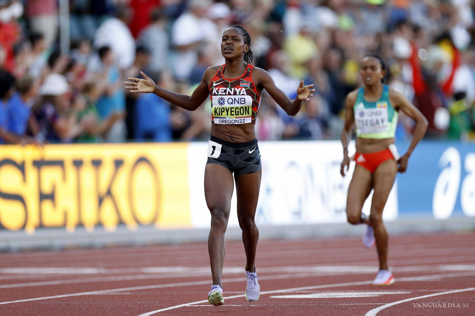 $!Faith Kipyegon, bicampeona olímpica en pruebas de fondo y medio fondo, durante una competencia.