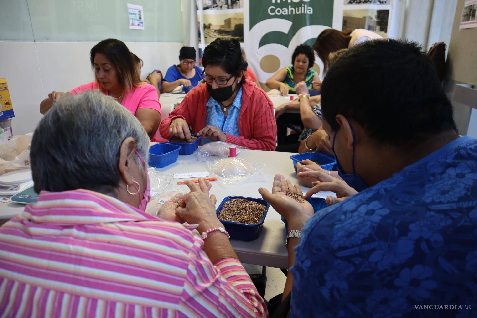 $!Las pacientes limpian las semillas cuidadosamente, para rellenar el saquito.