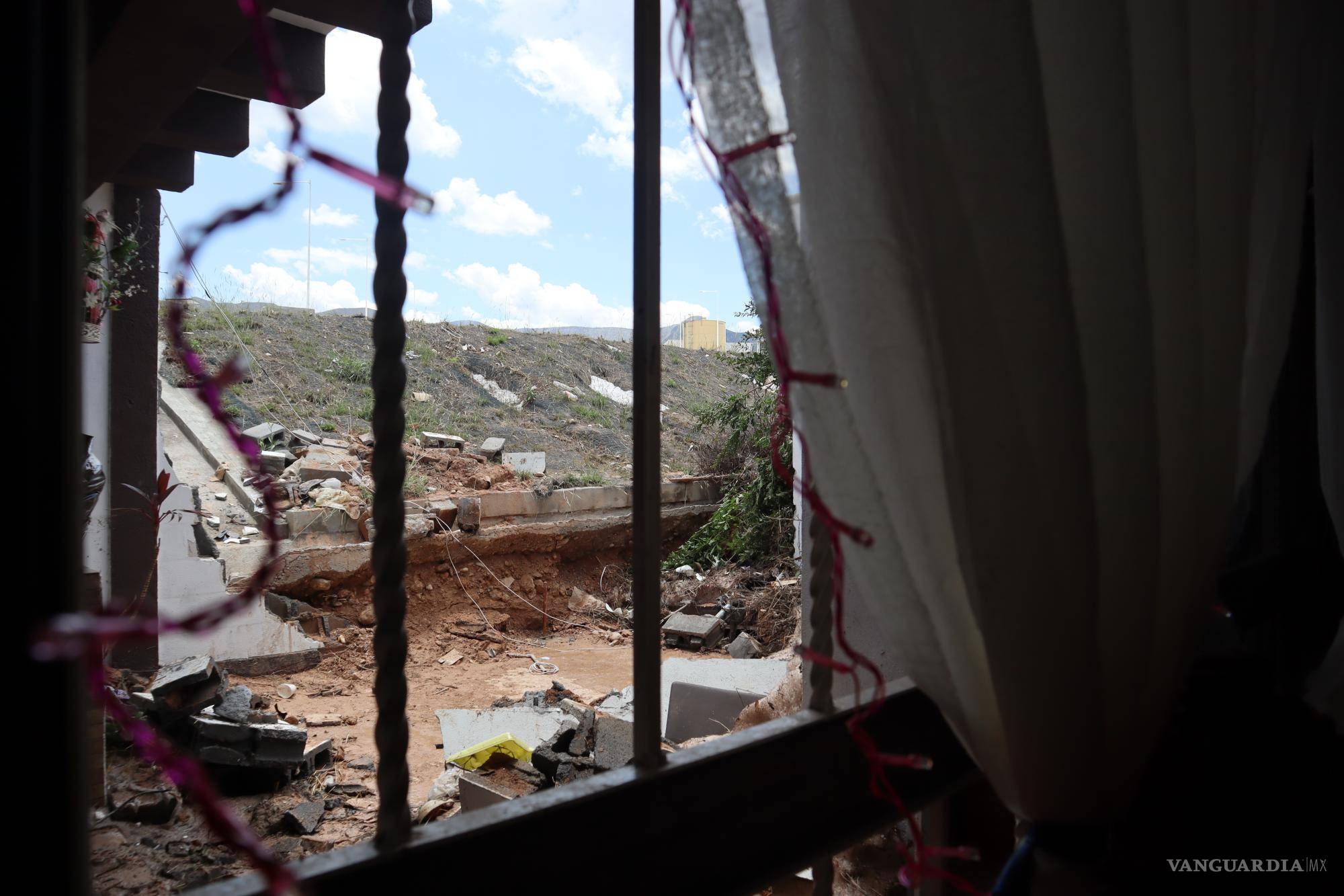 $!El agua todo destrozo a su paso; bastaron 30 segundos para que el patrimonio de doña Josefina quedara destruido.