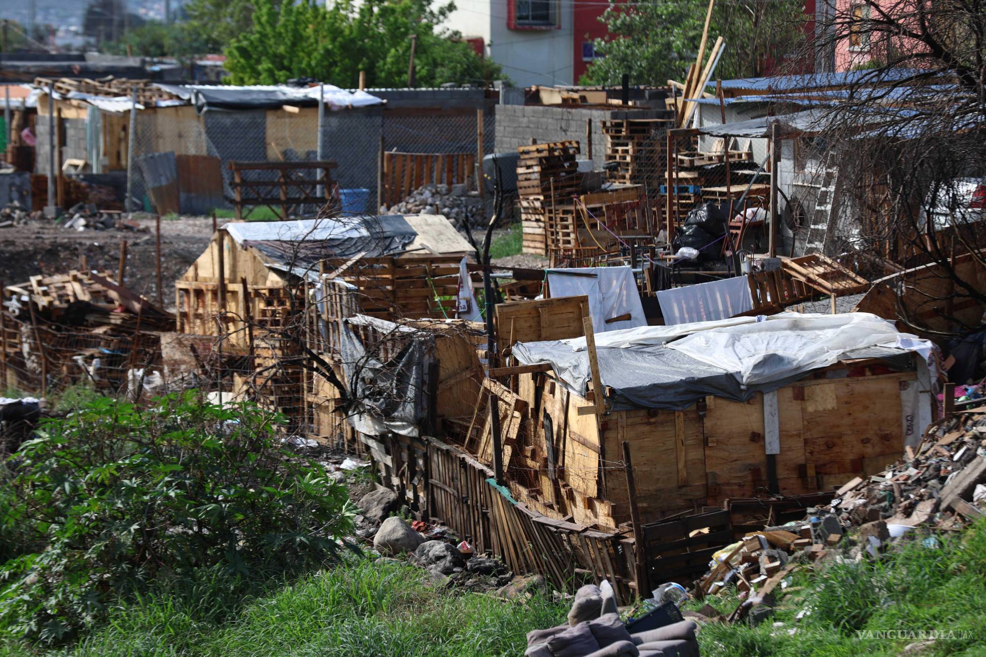 $!María Guadalupe Alarcón y su familia enfrentan la incertidumbre de vivir en una zona en riesgo por la cercanía de un arroyo.