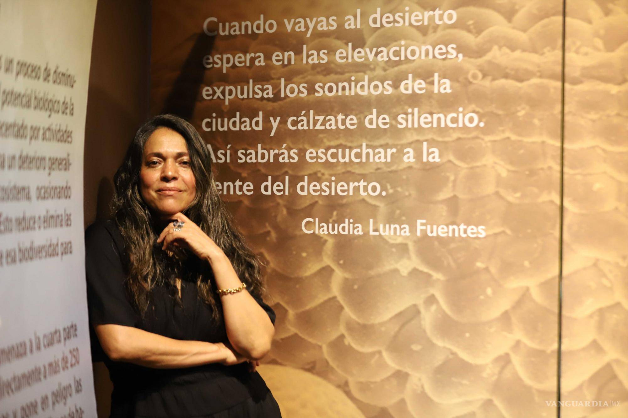 Claudia Luna Fuentes revisa su obra y comparte sus versos con el público de la FIL Guadalajara