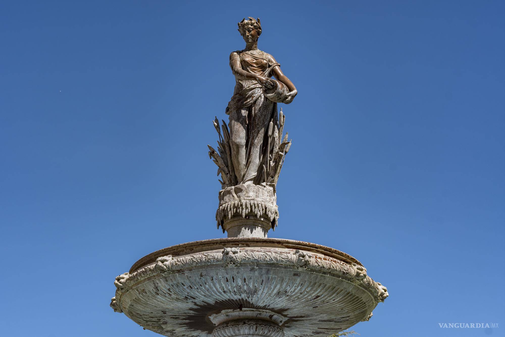 $!Detalles de la ninfa principal de la fuente en Plaza de Armas.