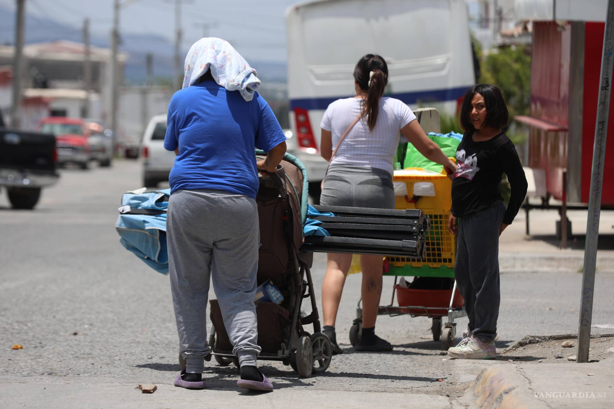 $!El mal estado de las banquetas complica los recorridos.