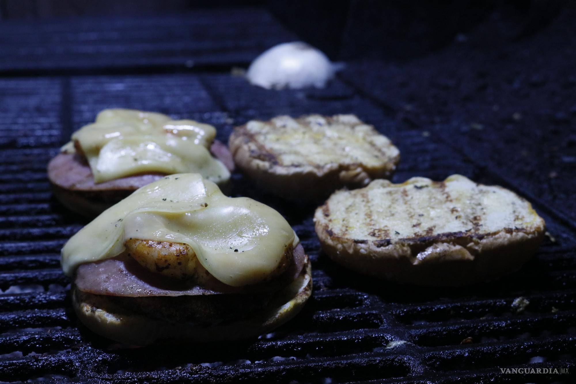 $!Así se preparan las Las Chingonas Burger, que obtuvieron el segundo lugar en preferencias.