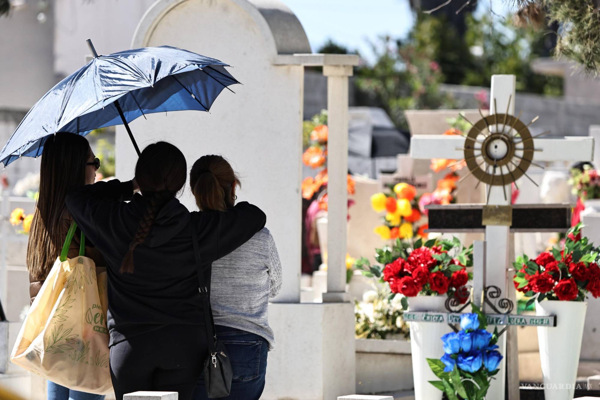 $!Las familias permanecieron durante horas junto a las tumbas, compartiendo alimentos y recuerdos.