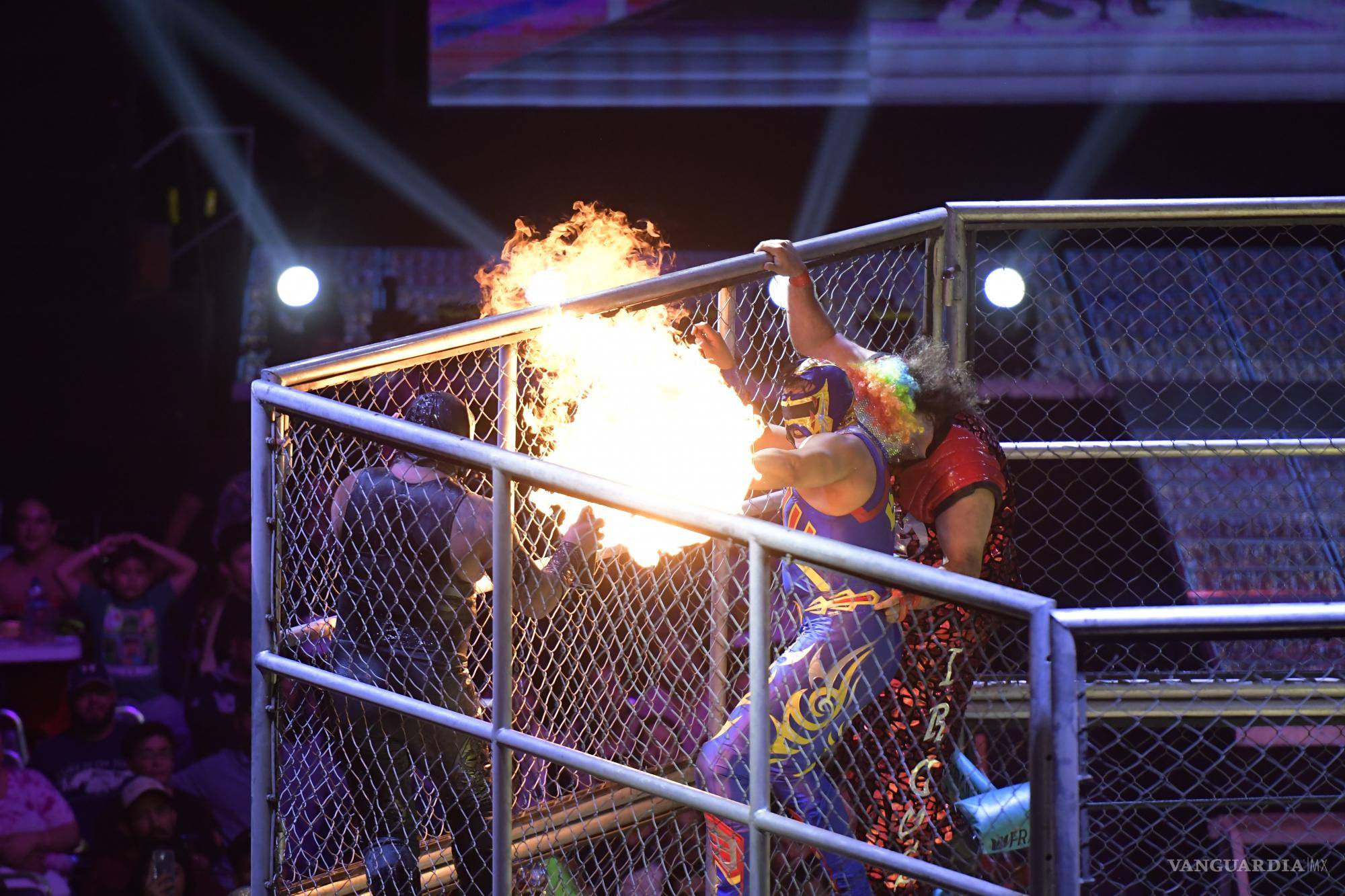 $!En una intensa lucha en jaula, los Psycho Circus se alzaron como campeones de tercias tras aprovechar la traición en las filas de Los Vipers.