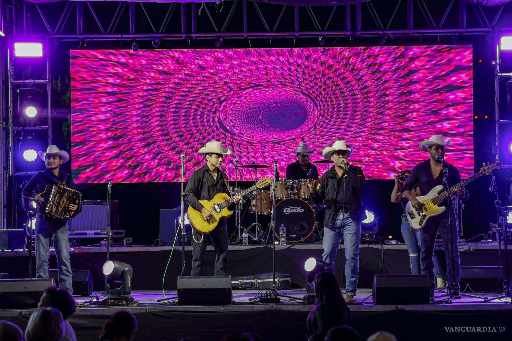 $!Grupo Anhelado puso a bailar a los asistentes con su presentación durante los festejos del aniversario de Saltillo.