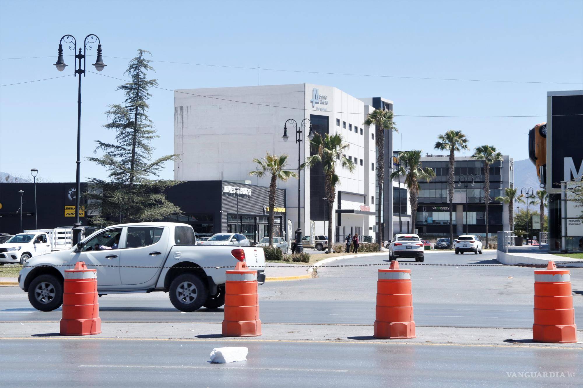 $!Los tambos de color naranja y reflejante fueron encadenados para que no pudieran retirarse y tampoco fueran removidos.