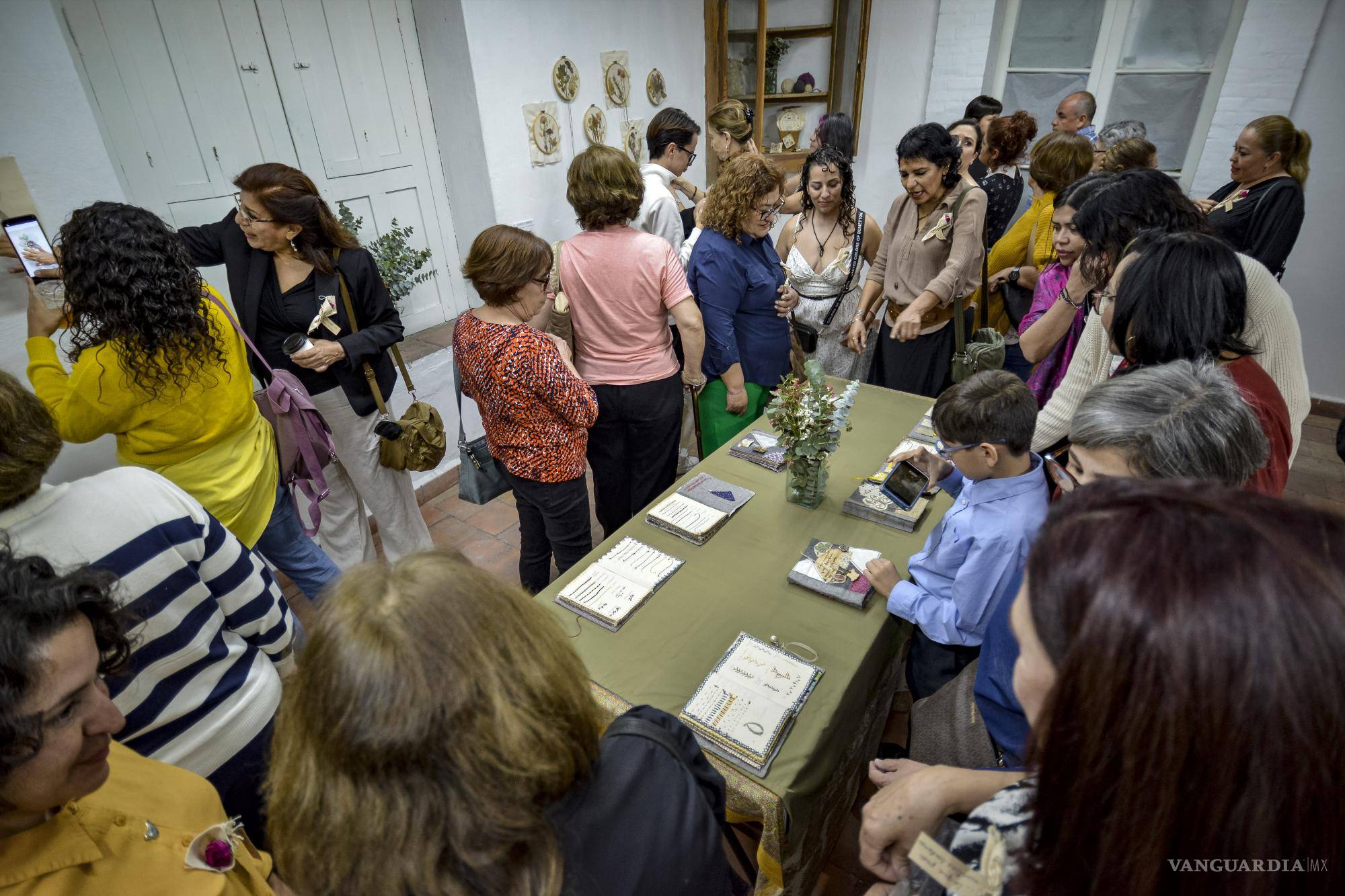 ¡Arte textil de Saltillo para el mudo! Muestran su talento con la exposición ‘Bordadoras’ 