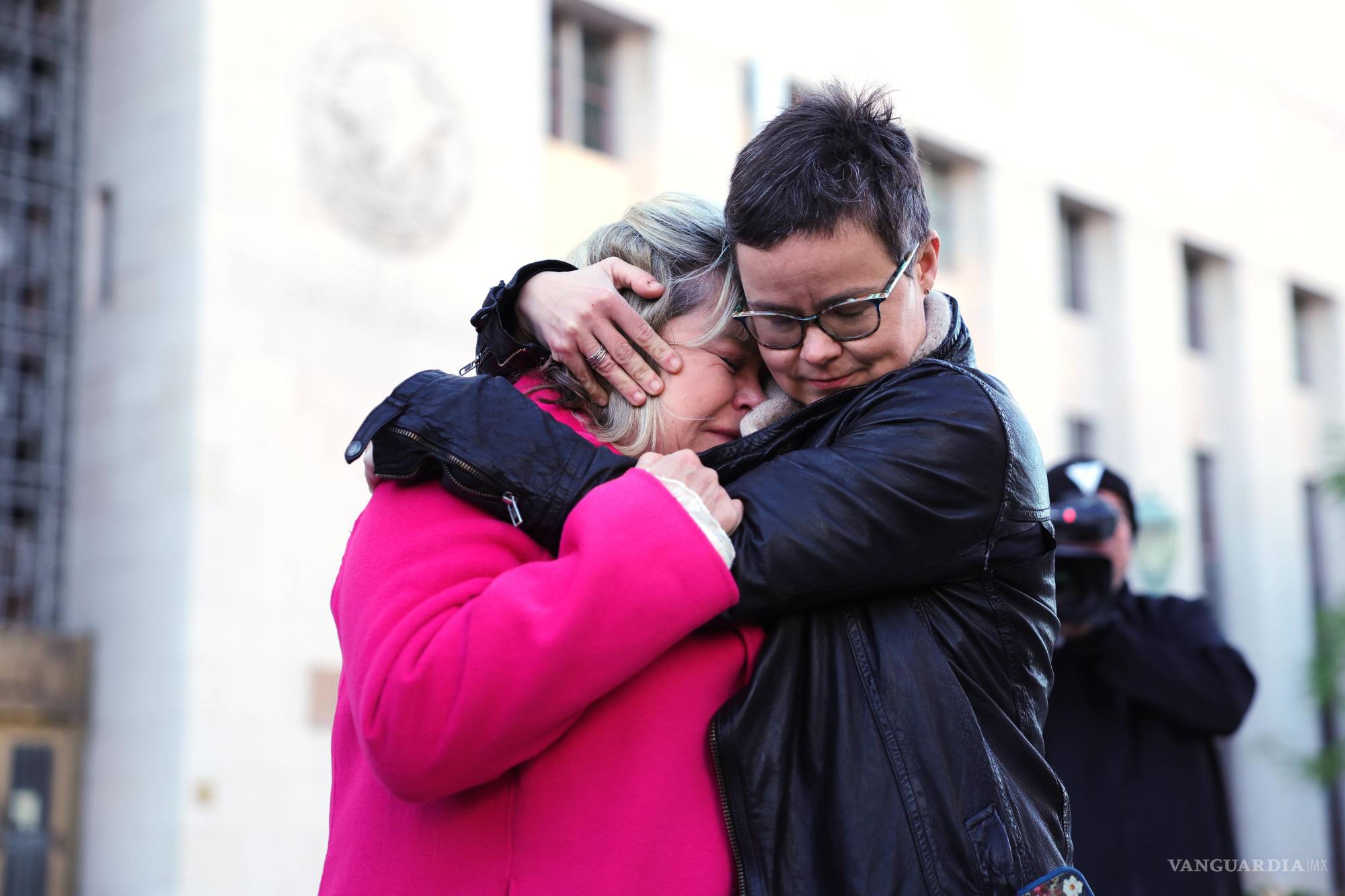 $!Lennon Flowers (d), director de proyecto de The Parents' Network, abraza a Lori Schott, madre de Annalee Schott, afuera de la corte donde se celebra un histórico juicio.