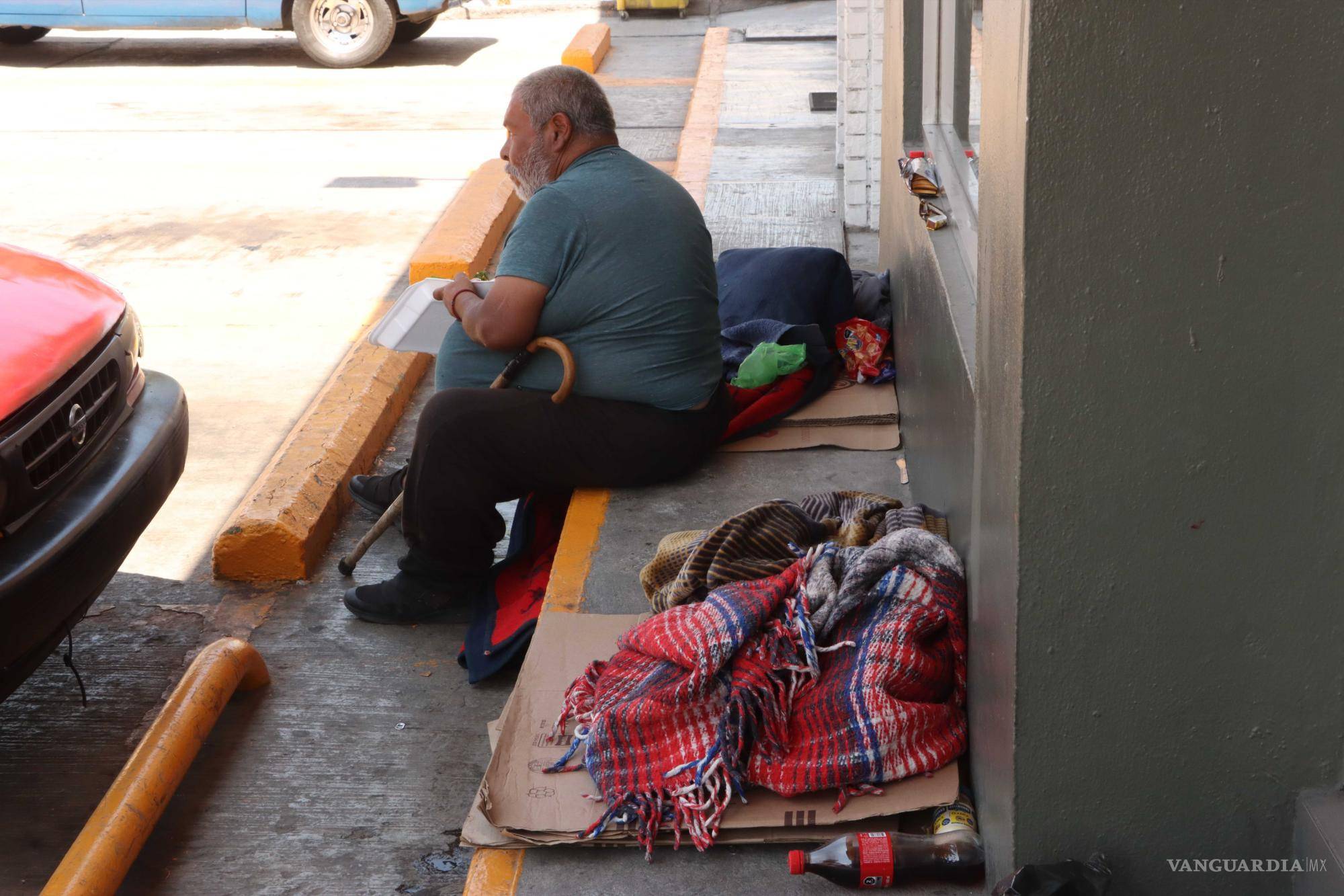 $!Miguel Ángel sentado en la acera frente a la gasolinera de Juan Navarro. La escasez de recursos lo obliga a buscar refugio en la calle.