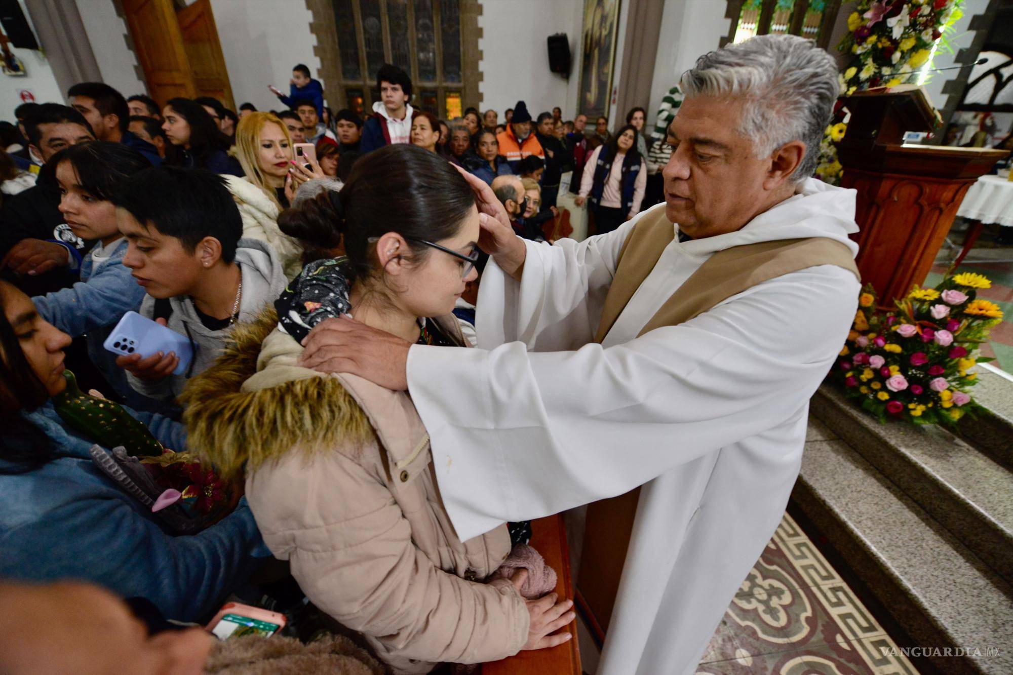 $!La Iglesia abrió sus puertas para recibir a cientos de fieles que agradecieron y dejaron ofrendas a la Virgen de Guadalupe.