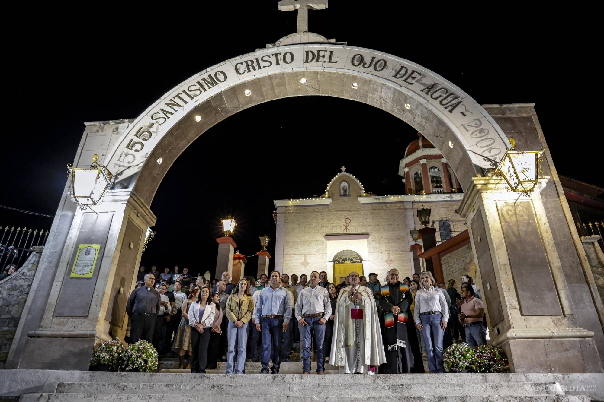 $!Autoridades y ciudadanos caminaron hasta el Santísimo Cristo del Ojo de Agua para entregar una ofrenda floral.