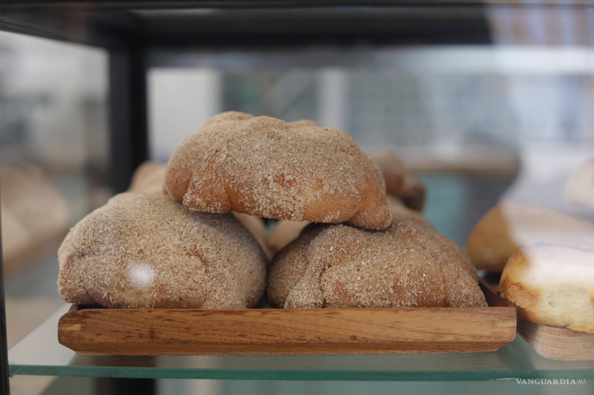 $!Pan de muerto en panaderías locales, con precios que van de 11 a 120 pesos el tradicional y de 18 a 150 pesos el relleno, según tamaño.