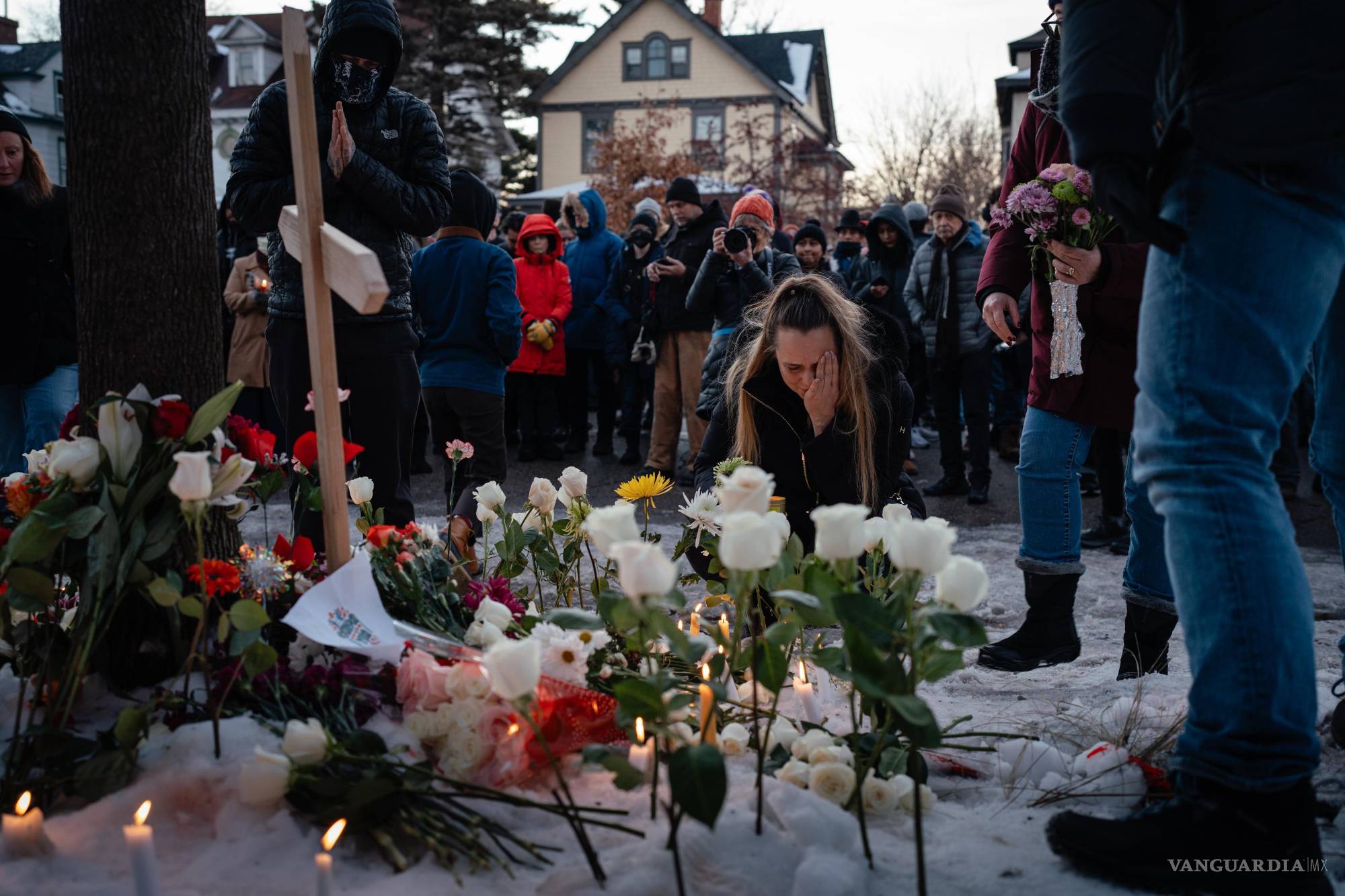 $!Becca Good, viuda de la víctima, rinde homenaje a su esposa en un altar improvisado mientras el Departamento de Justicia evalúa iniciar una investigación penal en su contra.