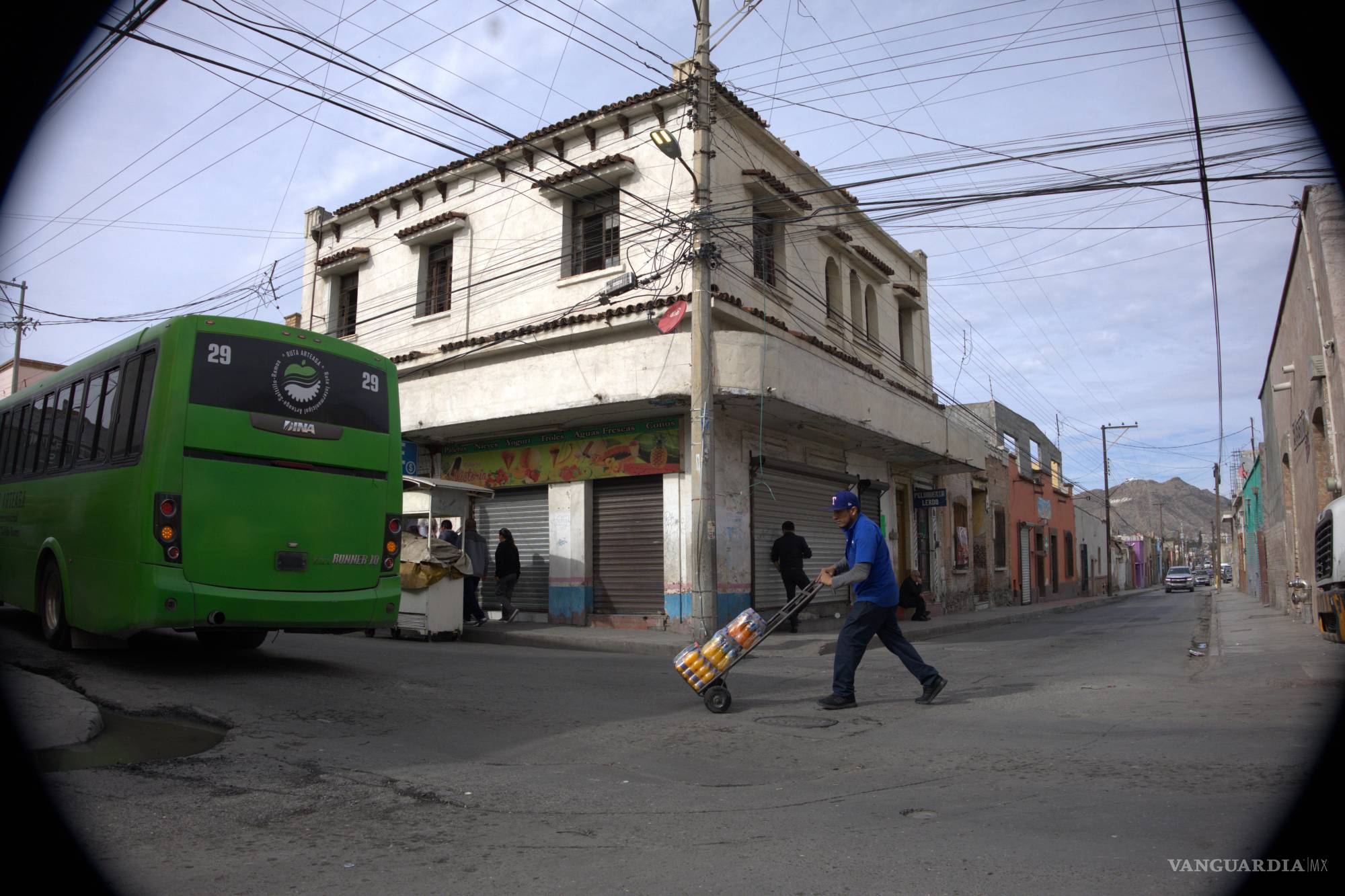 Saltillo: Peluqueras, reparadores y vendedores de figuras religiosas, las profesiones atrapadas en el tiempo (fotogalería)