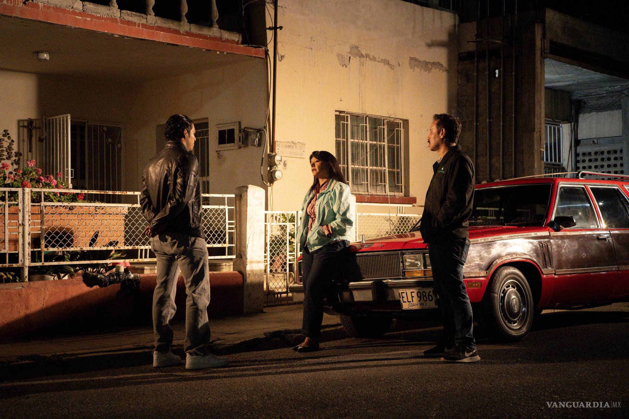 $!El equipo de arte logró transportar las locaciones a los años 80´s.