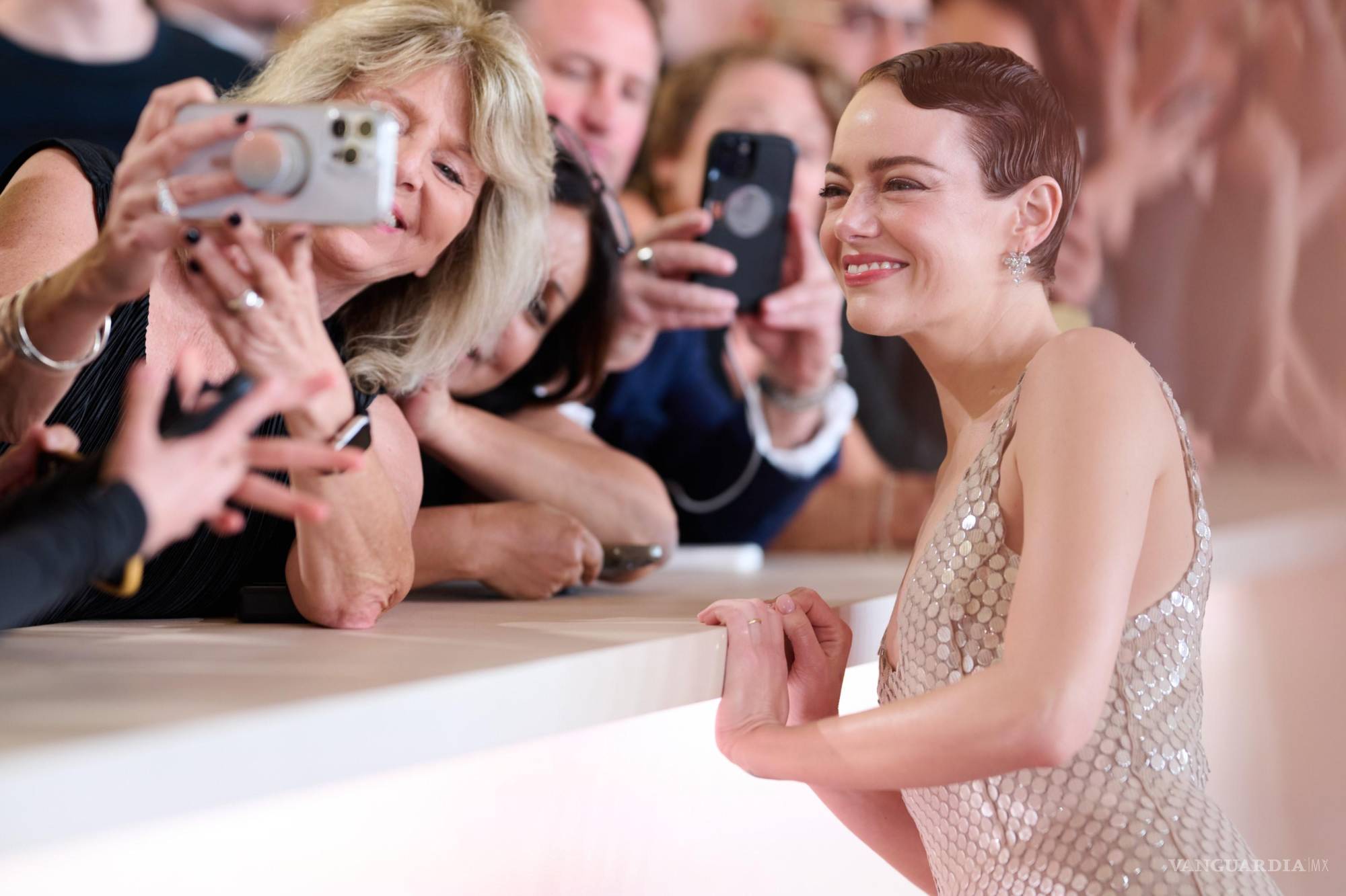 $!Emma Stone habla con VANGUARDIA sobre su cambio de imagen para la cinta ‘Bugonia’