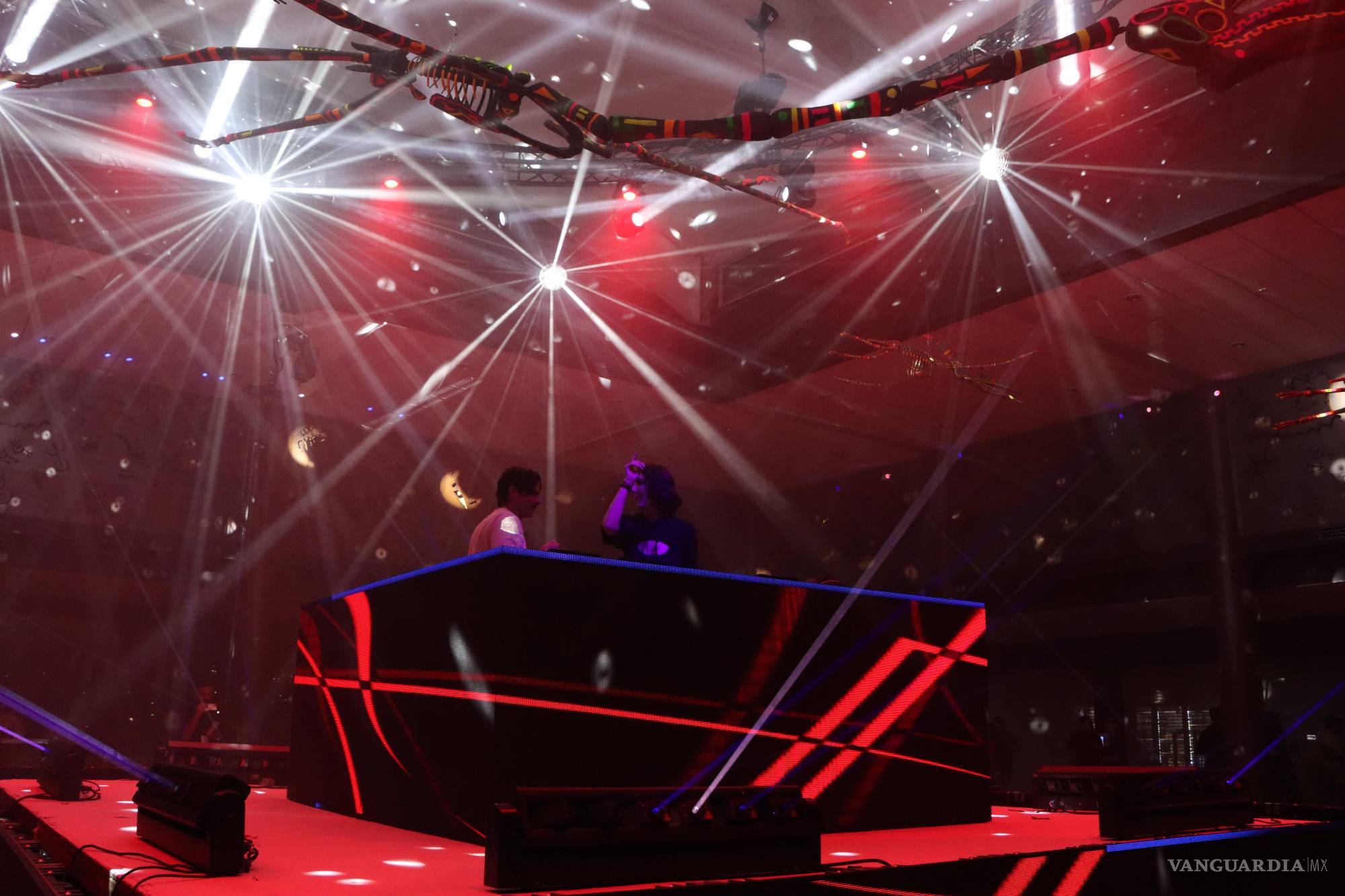 MUDE After Dark 2025: buena música, mejor ambiente y muchos dinosaurios