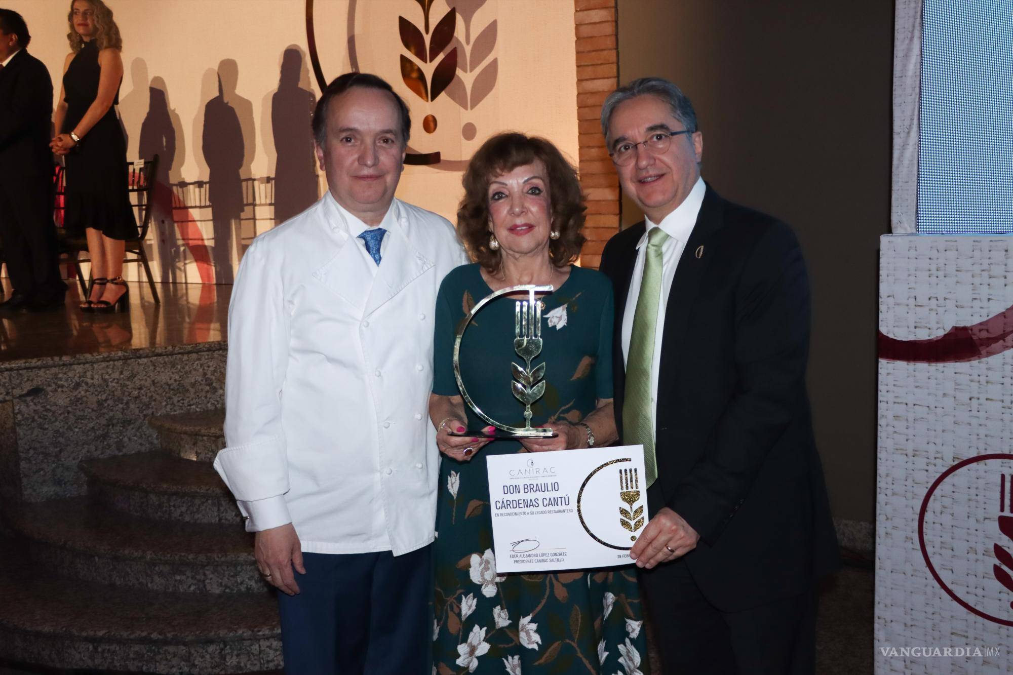 $!Lilia Amparo Cantú de Cárdenas con sus hijos Juan Ramón y Braulio Cárdenas Cantú.