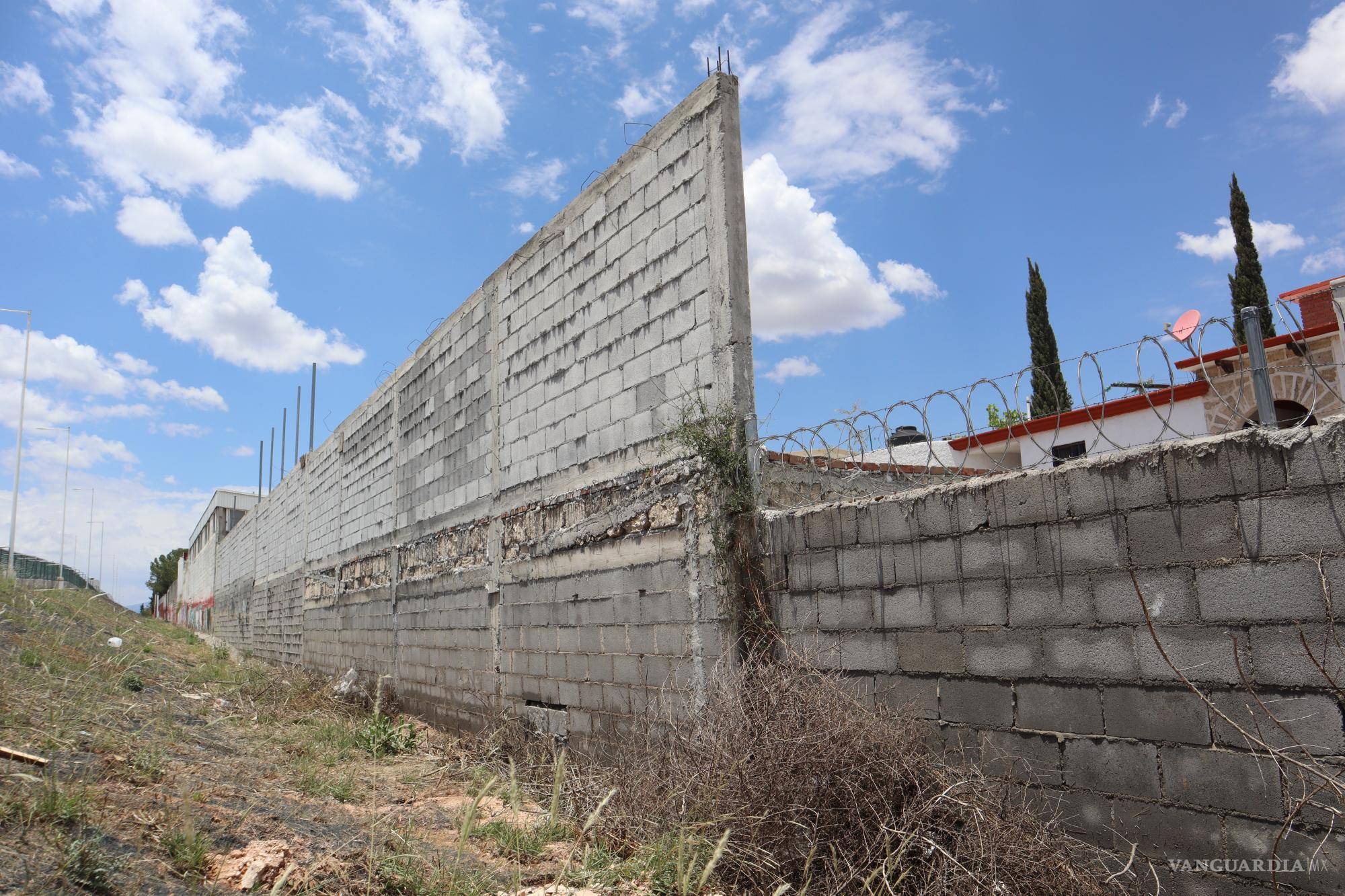 $!Desde hace cinco años que el centro comercial colocó la barda, los vecinos advirtieron del riesgo que corrían.