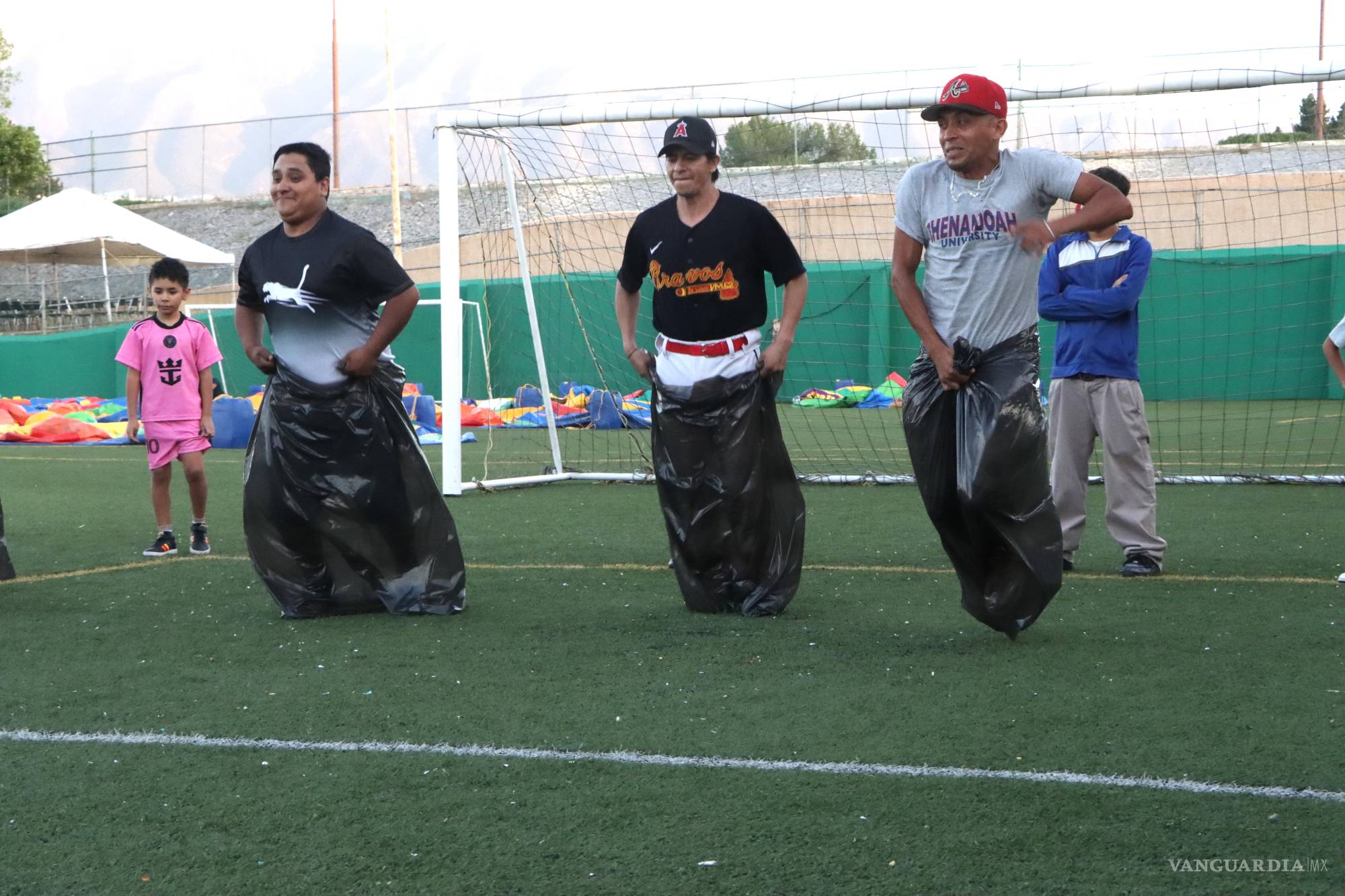 $!Niños y adultos participaron en concursos como saltos en costales y dominadas con balón.