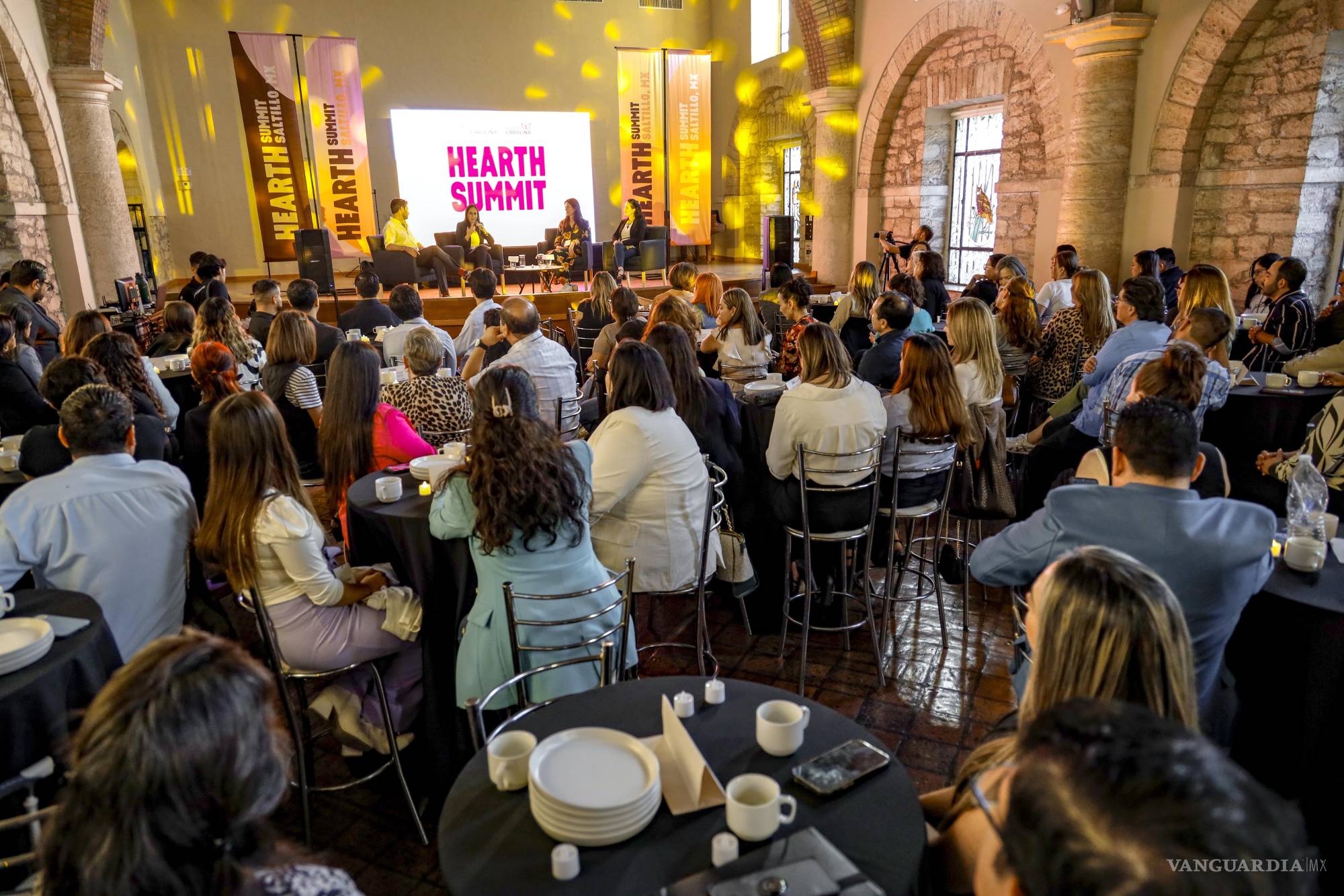 $!Arranque del encuentro Hearth Summit, donde líderes, creativos y emprendedores comparten experiencias. el evento estuvo impulsado por la Universidad Carolina