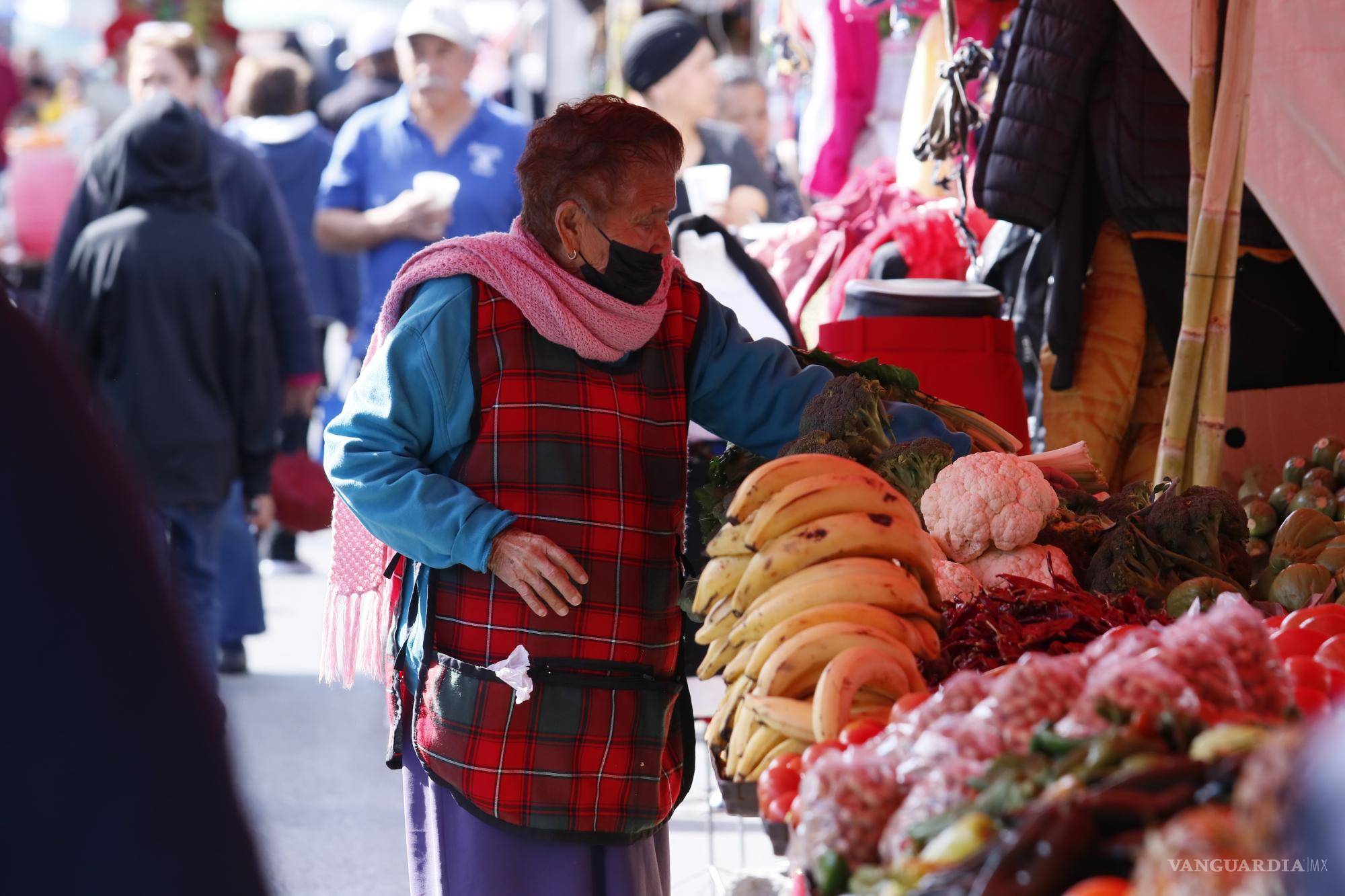 $!Debido a los precios altos de los productos de la canasta básica, las amas de casa se ven obligadas a peregrinar en busca de ofertas.