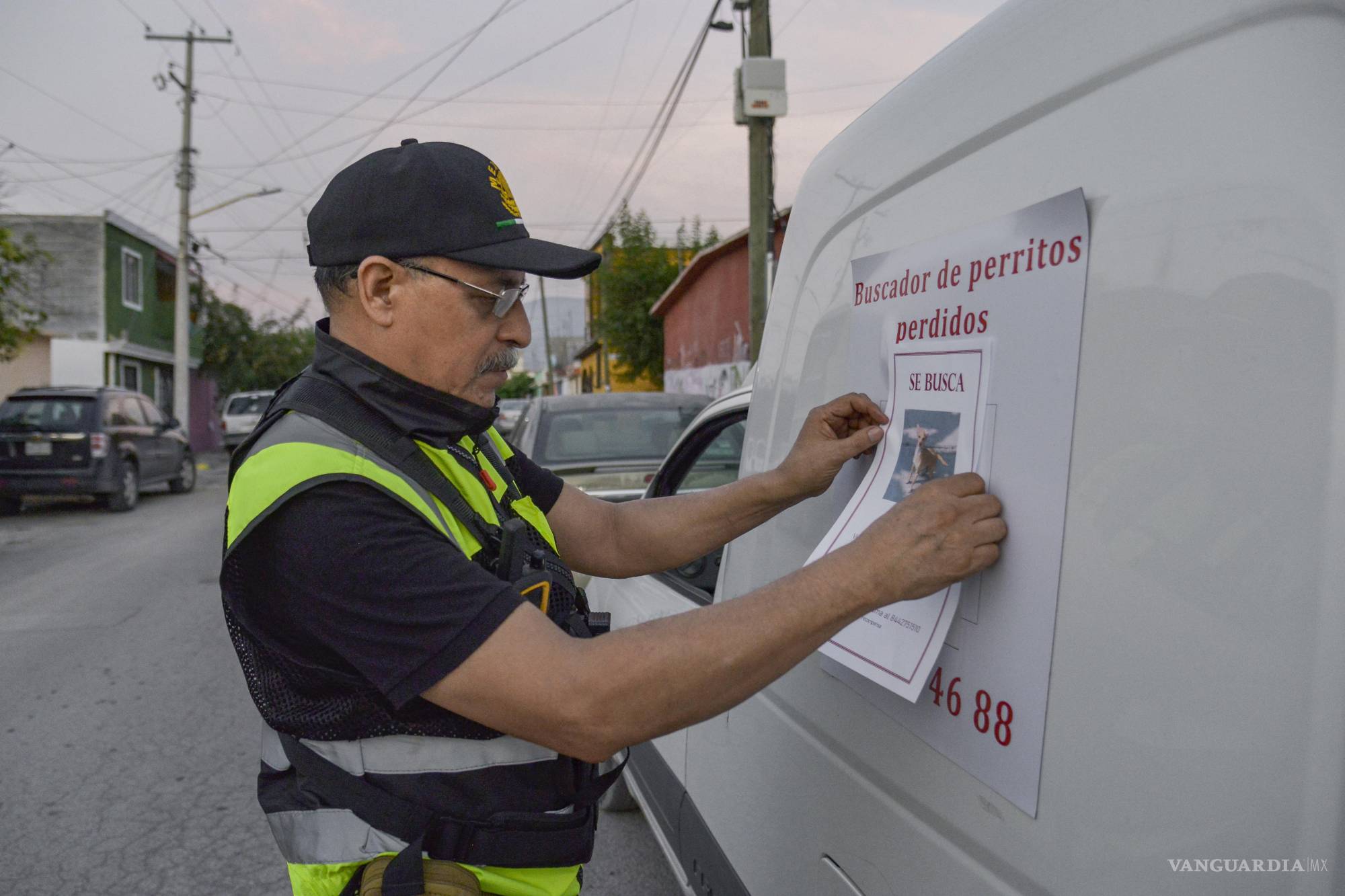 $!Entre fotos, impresiones y recorridos, Jesús implementa un sistema meticuloso de rastreo en cada caso.