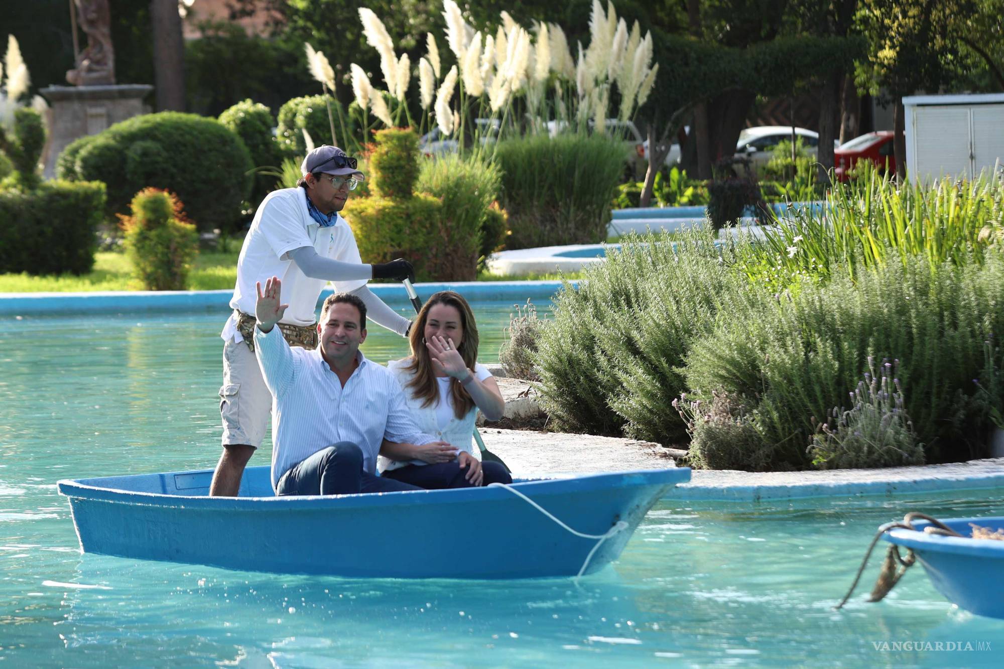 $!El alcalde Javier Díaz y Luly López reinauguraron los paseos en lancha en la Alameda Zaragoza de Saltillo.