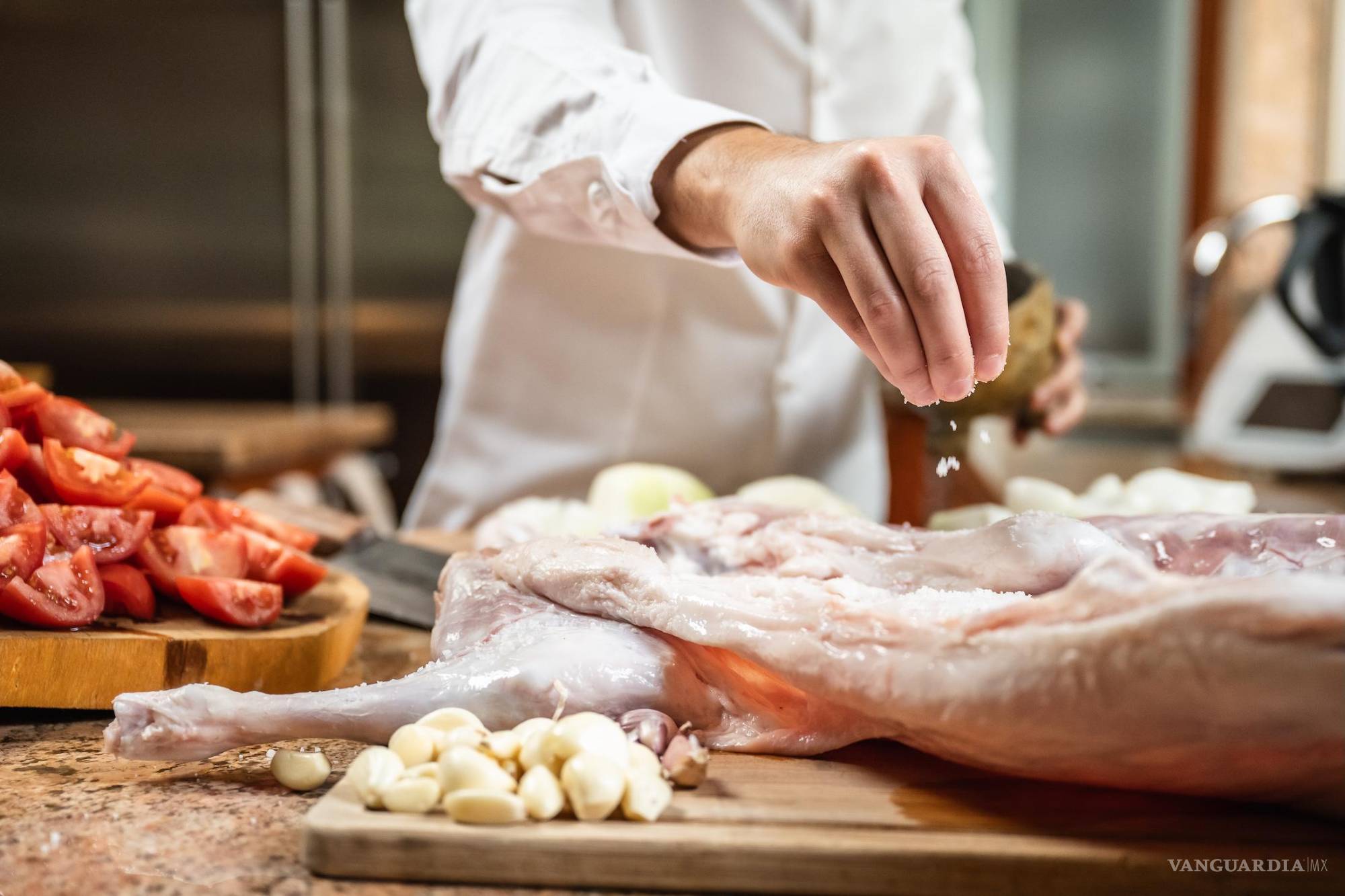 $!Rodrigo aprendió desde niño a ajustar sabores bajo la mirada paciente de su padre.