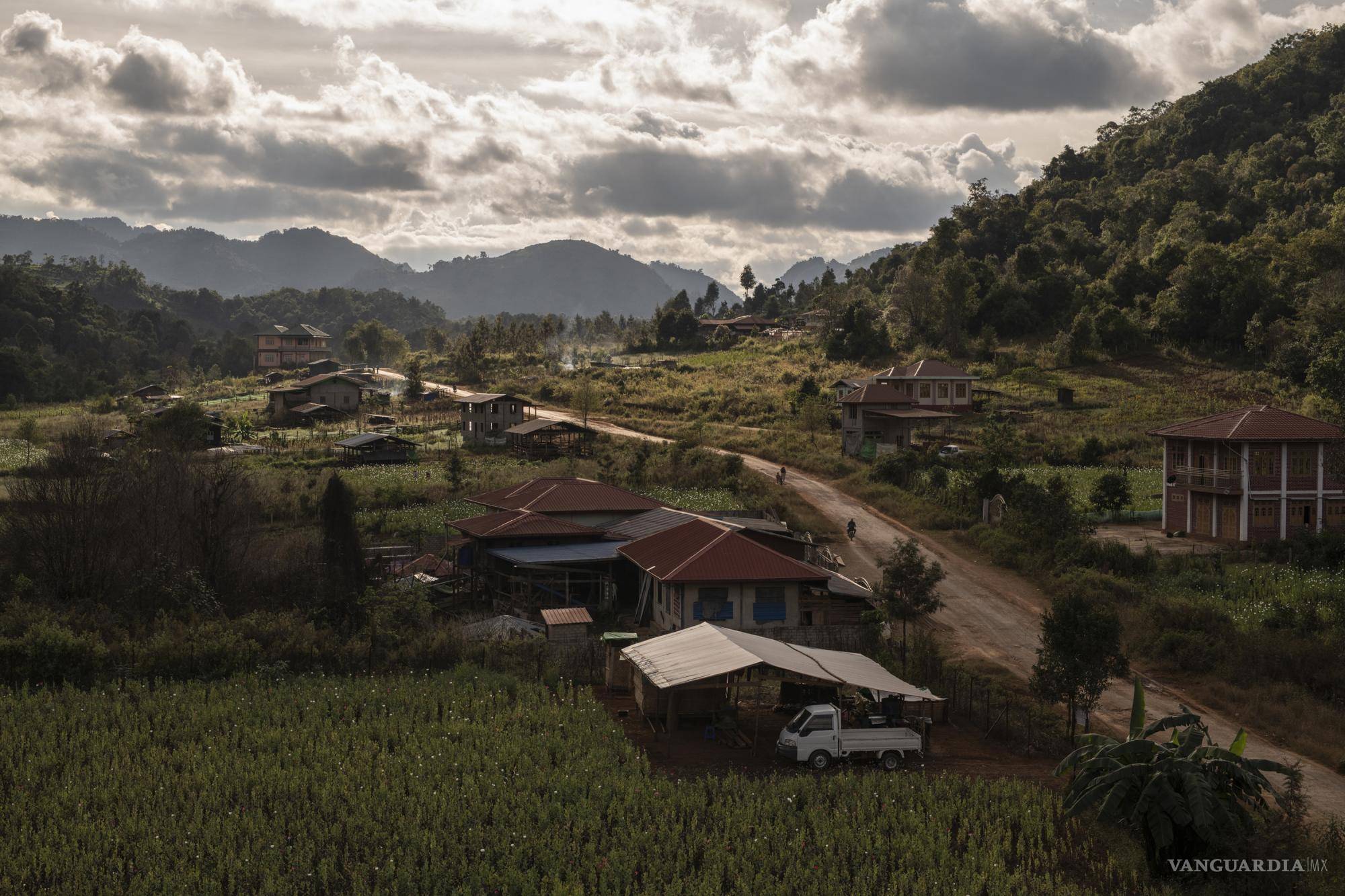 $!El país es ahora el mayor productor de opio y drogas sintéticas, y el principal nexo de delincuencia organizada mundial. | Foto: The New York Times