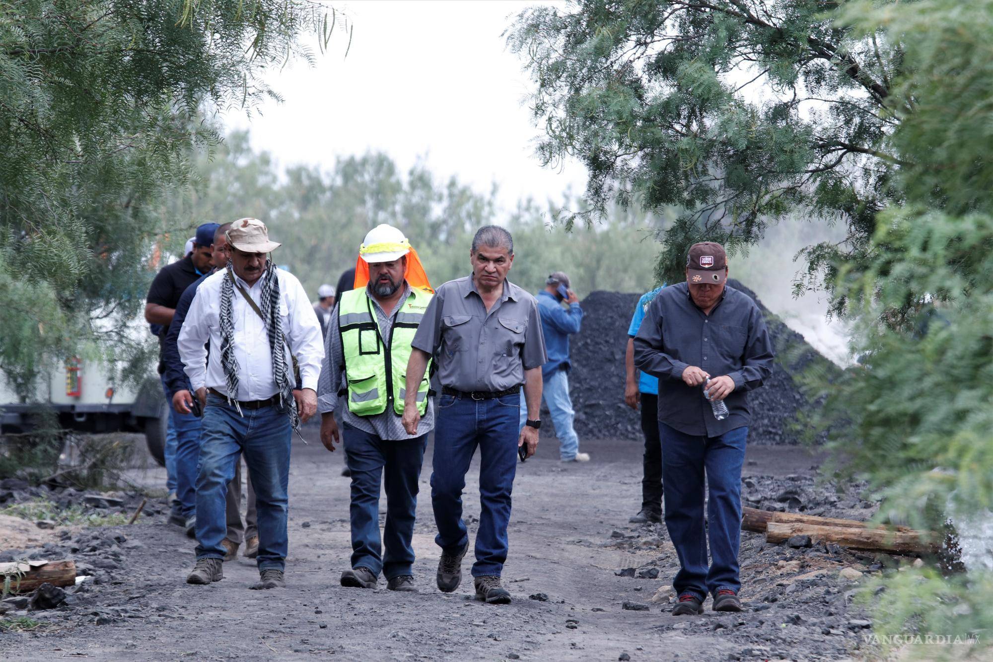 $!El gobernador de Coahuila se hizo presente en la zona cero.