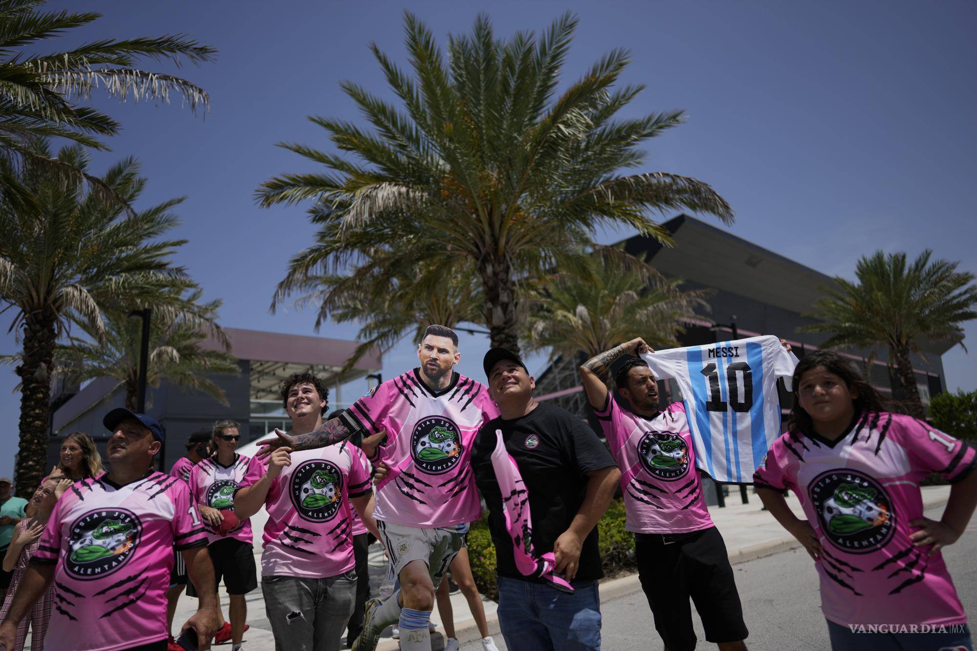 $!Un grupo de aficionados espera frente al DRV Pink Stadium, casa del Inter Miami, para ver a Lionel Messi el martes 11 de julio de 2023.