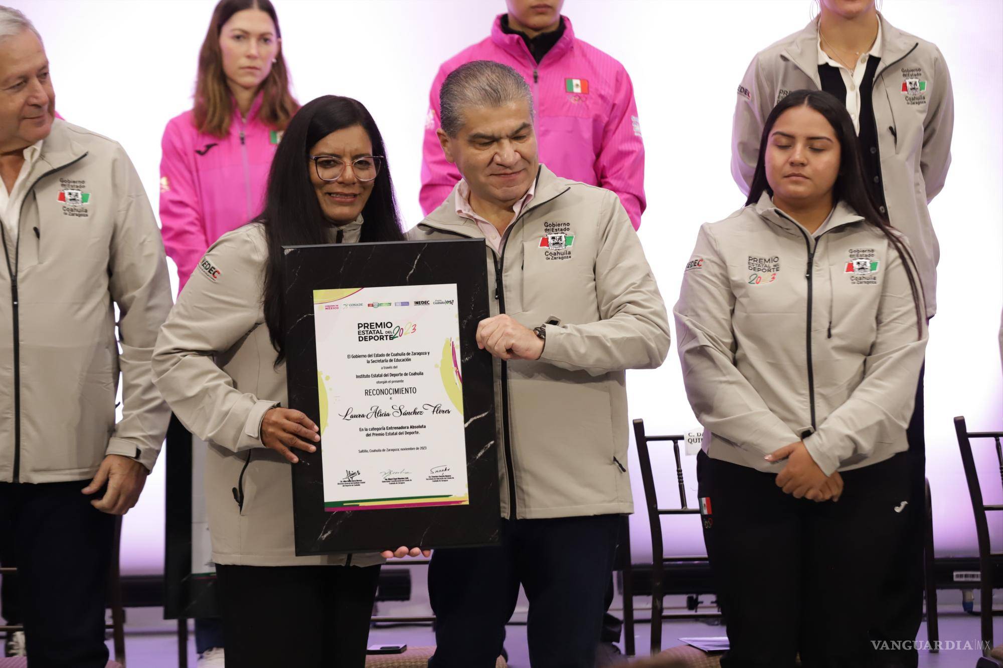 $!Laura Alicia se hizo de su placa y estímulo económico por su trabajo con los paratletas.