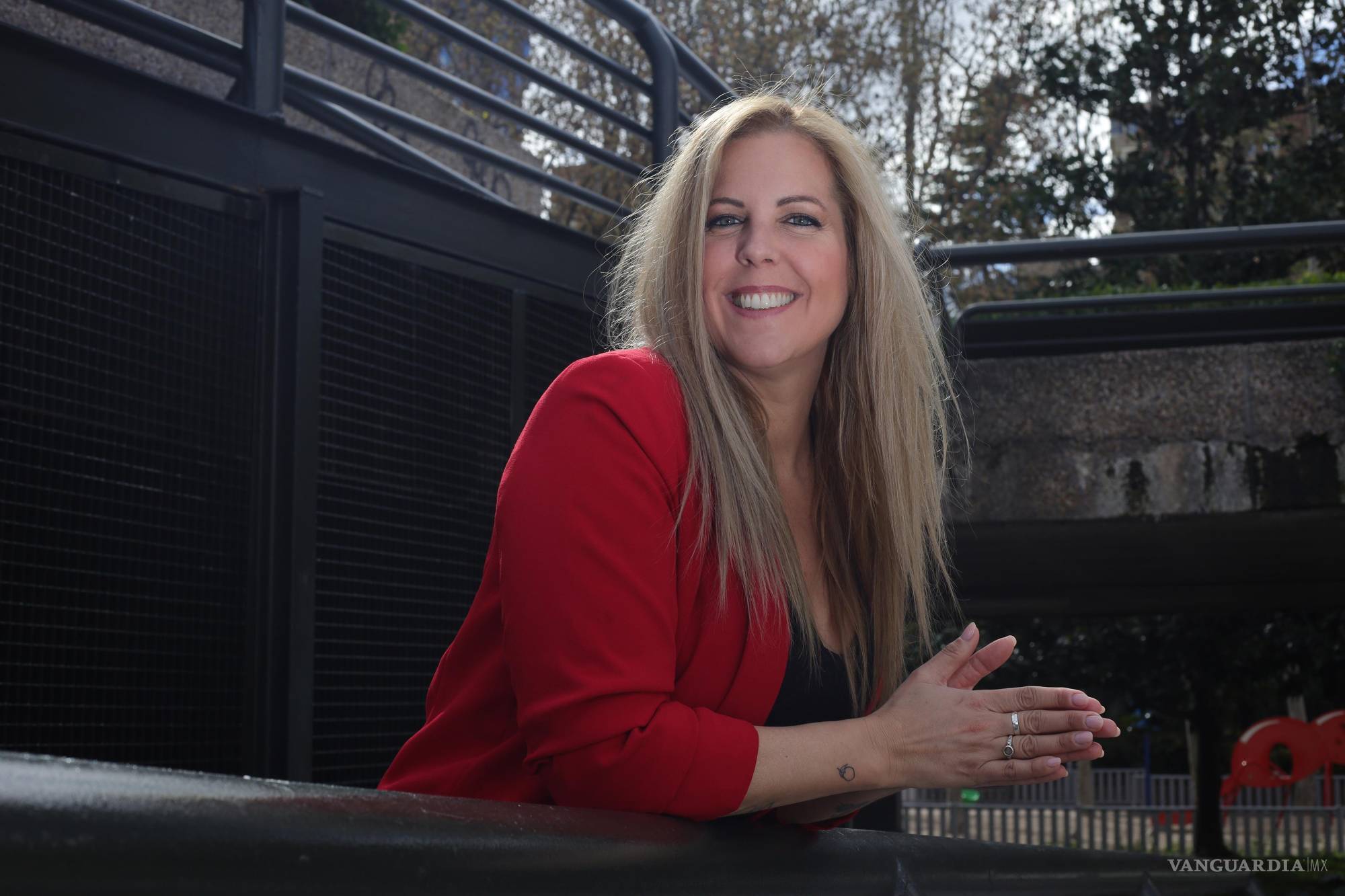 $!Marina Romero, periodista, guionista y escritora explora en una novela romántica, los retos del amor en las redes sociales.