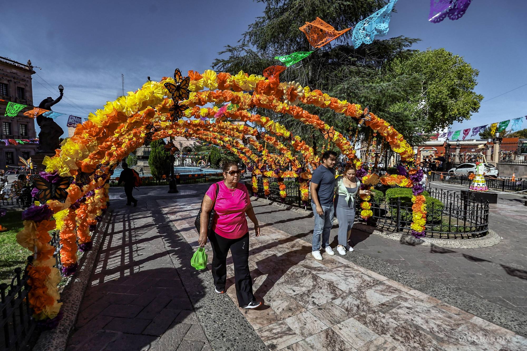 $!En el callejón Santos Rojo fue la Inauguración del Quinto Festival del paso de la Mariposa Monarca.